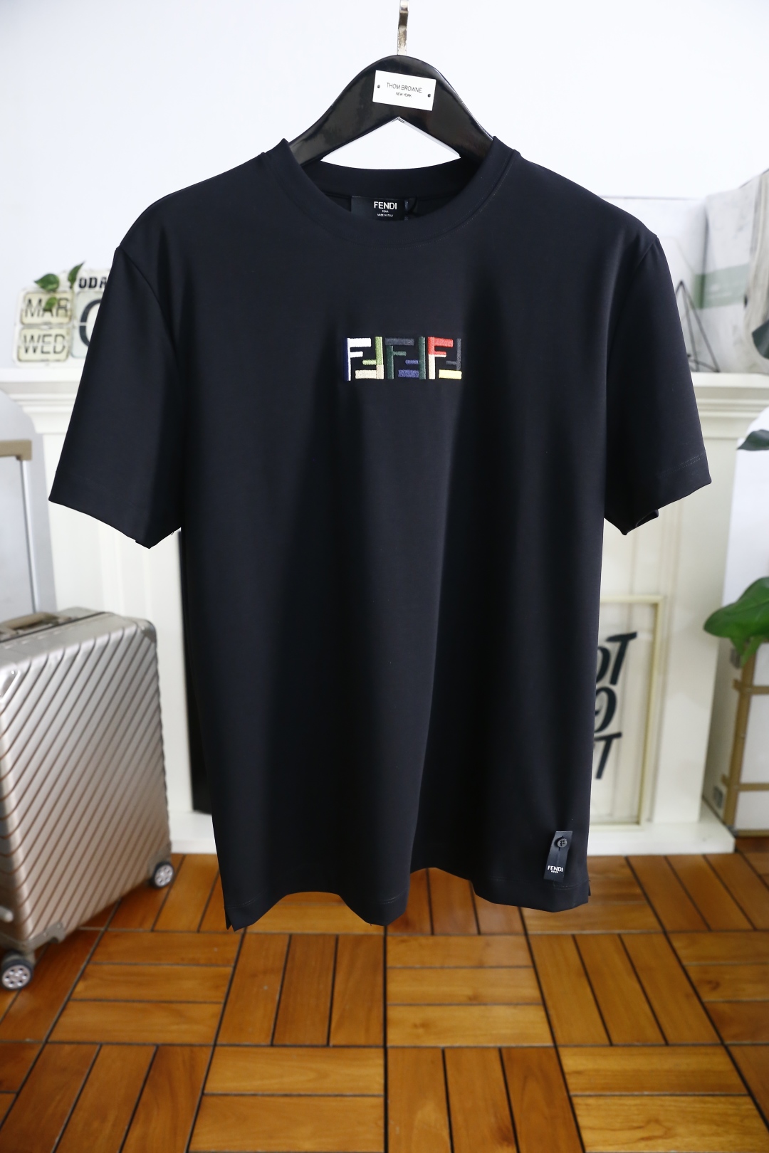 PZS芬迪/Fedi.\n春季新品男士圆领短袖胸前奢华品牌字母LOGO标识标注上身就能体会这款设计带来的年轻与时尚感！整体时尚而有潮流，采用双丝光棉面料 柔软亲肤透气 ，又有很好的挺括 垂感 上身时尚潮流色系，潮男必备单品！三标齐全！专柜尺码：-，隔天出货！