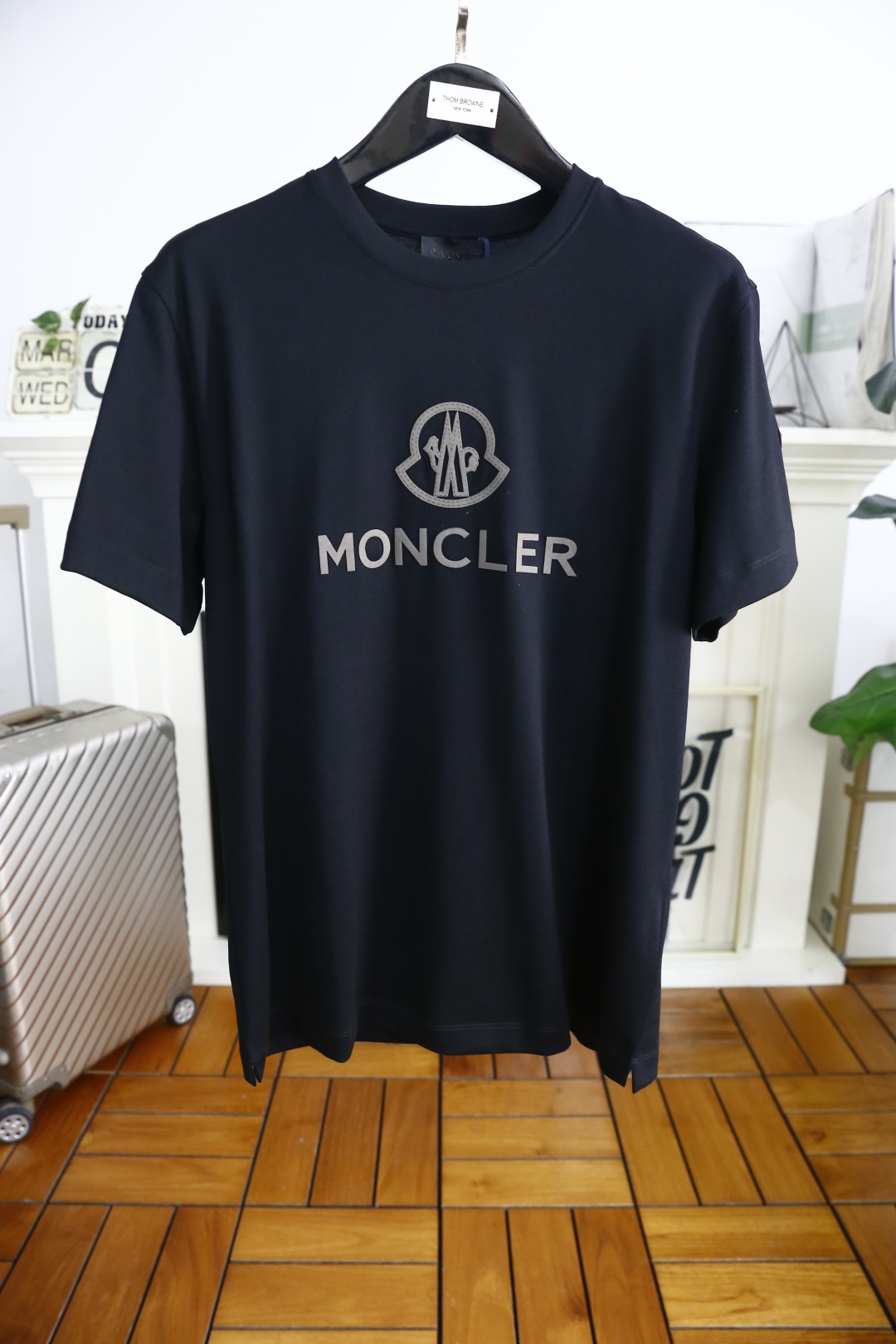 PZS蒙口/Moncer.\n春夏新品时尚圆领短袖高级定制百搭款式！更有实用感 任何人都可以轻松驾驭 采用经典双丝光面料工艺 奢华经典品牌字母logo设计，非常显档次懂货的必须入！版型剪裁属于修身款 非常精致，显气场，又会凸显商务男士的精致，这就是独到之处，恰到好处的修身，上身效果非常赞！三标齐全！专柜尺码：-，隔天出货！