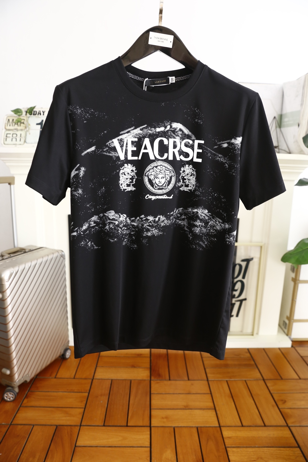 P范思泽/Versce.\n夏季新款！时尚休闲圆领短袖时尚单品设计，更加时尚舒适，高标准定制，上身非常有型，胸前奢华经典品牌美杜莎LOGO 图案 客供辅料，客供进口高档双丝光棉面料质感非常细腻，细节工艺精湛考究，塑造性极高的一款单品，任何时装都可以搭配，版型超级好 潮男必备单品 专柜码:M-XL，隔天出货！