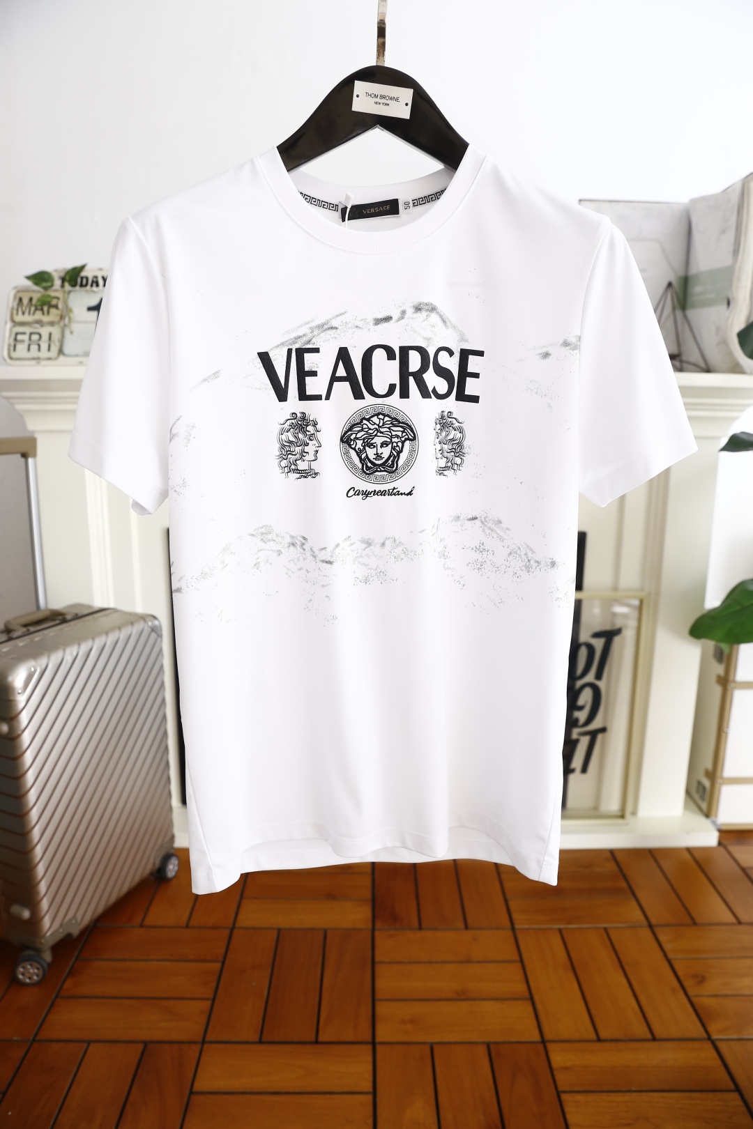 P范思泽/Versce.\n夏季新款！时尚休闲圆领短袖时尚单品设计，更加时尚舒适，高标准定制，上身非常有型，胸前奢华经典品牌美杜莎LOGO 图案 客供辅料，客供进口高档双丝光棉面料质感非常细腻，细节工艺精湛考究，塑造性极高的一款单品，任何时装都可以搭配，版型超级好 潮男必备单品 专柜码:M-XL，隔天出货！