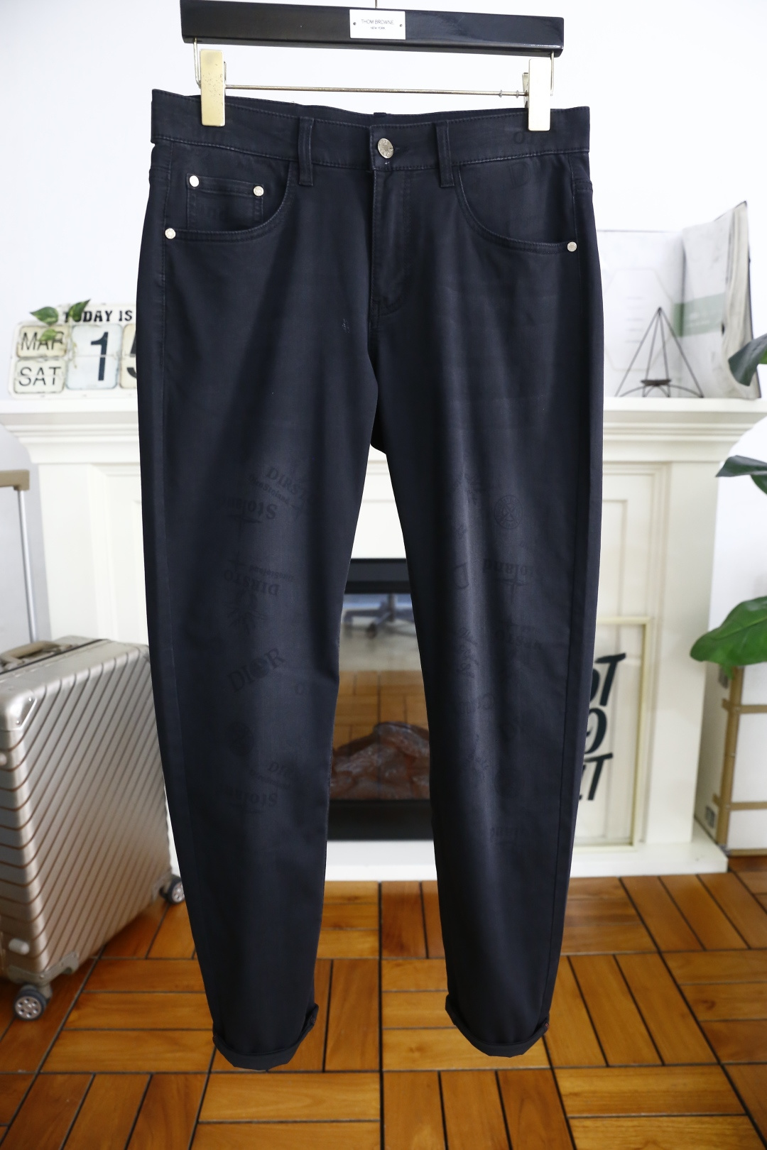 NO:130908,Dior/Christian Di*r. 2025 spring new product fashionable men's classic elastic small foot jeans overseas counter GW is launched simultaneously, and elastic jeans are washed with customer water supply!  The luxury and classic brand logo highlights the brand characteristics, original hardware and accessories, and fashion trends have therefore become one of the biggest selling points and are extremely cost-effective. There is no confusion or trouble of color conflict. Such a rich high-end jeans are absolutely fashionable, casual and versatile!  A must-have for trendy men!  Counter size 30-36, shipped the next day!  ,dior,jeans,alexander wang19860909迪奥/Christian Di*r. 2025春季新品时尚男士经典弹力小脚牛仔裤海外专柜GW同步上市,采用客供水洗弹力牛仔裤！奢华经典品牌Logo标志彰显品牌特征,原厂五金辅料,时尚潮流因此已成为最大卖点之一而性价比又极高,没有颜色冲突的困惑或困扰,这么一款丰富内练高端牛仔裤,绝对时尚休闲百搭款！潮男必备！专柜尺码30-36,隔天出货！,,dior,jeans,alexander wang,Men's clothing