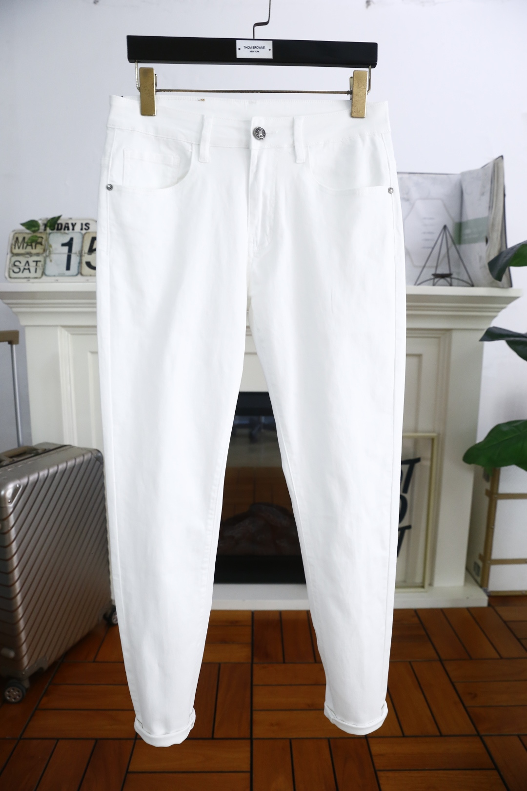 NO:130918,Valentino. 25 spring new product original single high-end men's casual jeans!  Luxury and classic brand LOGO accessories, very comfortable to wear, low-key and luxurious, very classy when worn, no need to say anything about the style and cutting of the pants. The upper body is exquisite and vivid, and the top quality is top-quality. The selection of truly palace-grade denim. High-end top-washed denim fabric, excellent quality, and heavy washing makes the pants very soft!  Not picky about people, the upper body is absolutely stylish and extremely luxurious. Counter size 29-36, shipped the next day!  , valentino jeans alexander wang19860909华伦天奴. 25春季新品原单高端男士休闲牛仔裤！奢华经典品牌LOGO配饰 身穿着非常舒适 低调不失奢华 穿出去非常有档次 裤型款式和裁剪亦无需多言 上身精致跃然高档一等一顶级质料 真正殿堂级的牛仔布选用 高档顶级洗水牛仔面料,品质卓然,经过重水洗使得裤子很柔软！不挑人 上身绝对的有型 极度奢华. 专柜尺码 29-36,隔天出货！,,valentino,jeans,alexander wang,Men's clothing