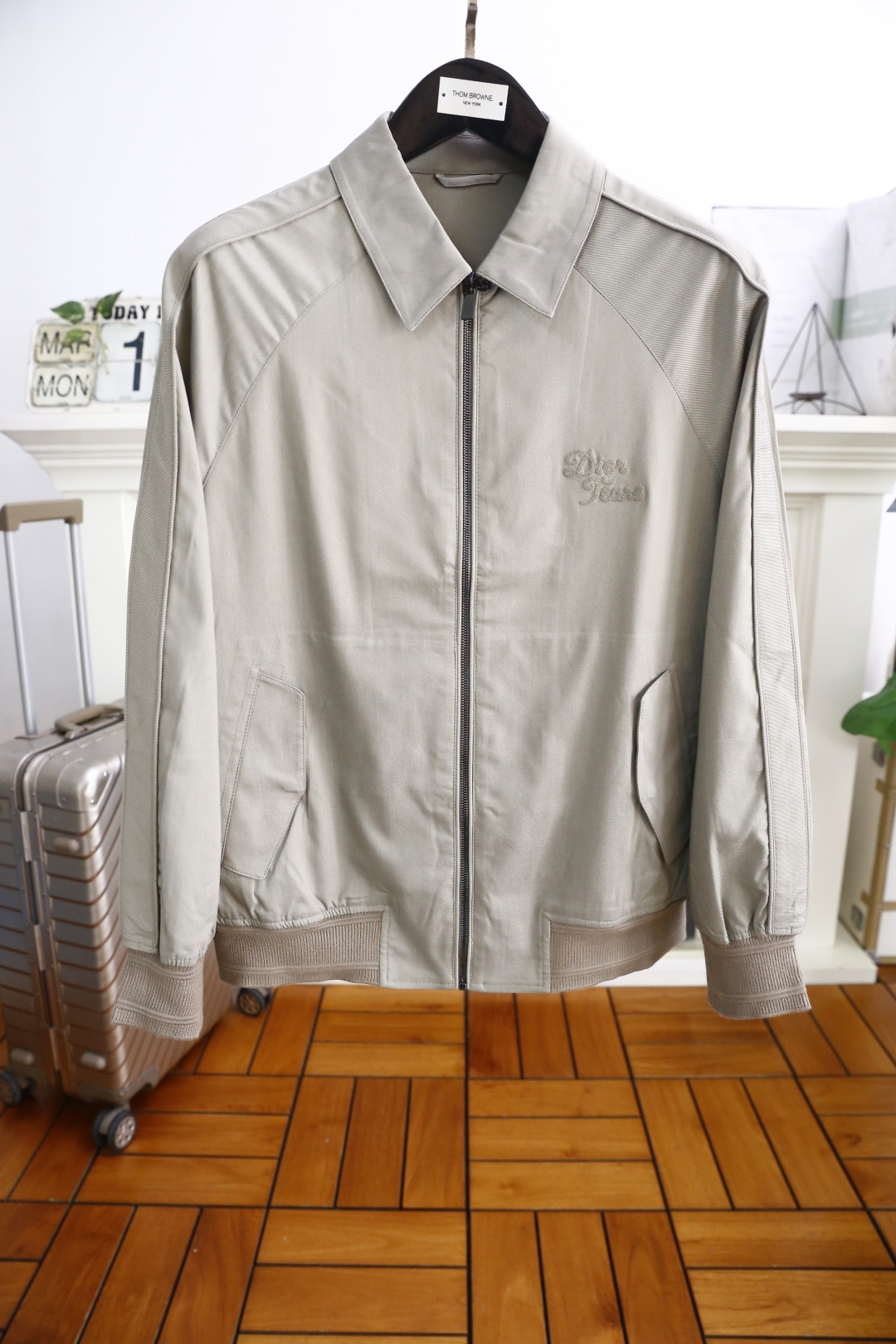 NO:130920,Dior/Christian Di*r. 2025 spring new men's jacket!  Trading company channel goods, a very popular single item!  The fashionable lapel zipper is matched with the luxury classic brand letter logo, and the recognition is very distinctive and the effect is amazing, demonstrating the extremely high brand fashion proposition, perfectly interpreting the brand's characteristics and soul!  It is made of comfortable custom windproof fabric with high gram weight material, with very delicate texture, exquisite details and exquisite craftsmanship, and all auxiliary materials are provided by foreign merchants. It is a single item with extremely high shaping. It is absolutely eye-catching when going out. It is an excellent equipment that can be selected from thousands of people!  Counter size M-3XL, shipped the next day!  ,dior,jackets & coats,jackets & coats,alexander wang19860909迪奥/Christian Di*r. 2025春季新品男士夹克外套！贸易公司渠道货 人气极高的一款单品！时尚翻领拉链搭配奢华经典品牌字母logo辨识度非常鲜明,效果惊艳,彰显了极高的品牌时髦主张,完美诠释了品牌的特质及灵魂所在！采用舒适定制防风面料高克重材质,质感非常细腻,细节工艺精湛考究,辅料皆为外商客供,塑造性极高的一款单品,出街造型绝对招眼吸睛,万里挑一的绝佳装备！专柜尺码M-3XL,隔天出货！,,dior,jackets & coats,jackets & coats,alexander wang,Men's clothing