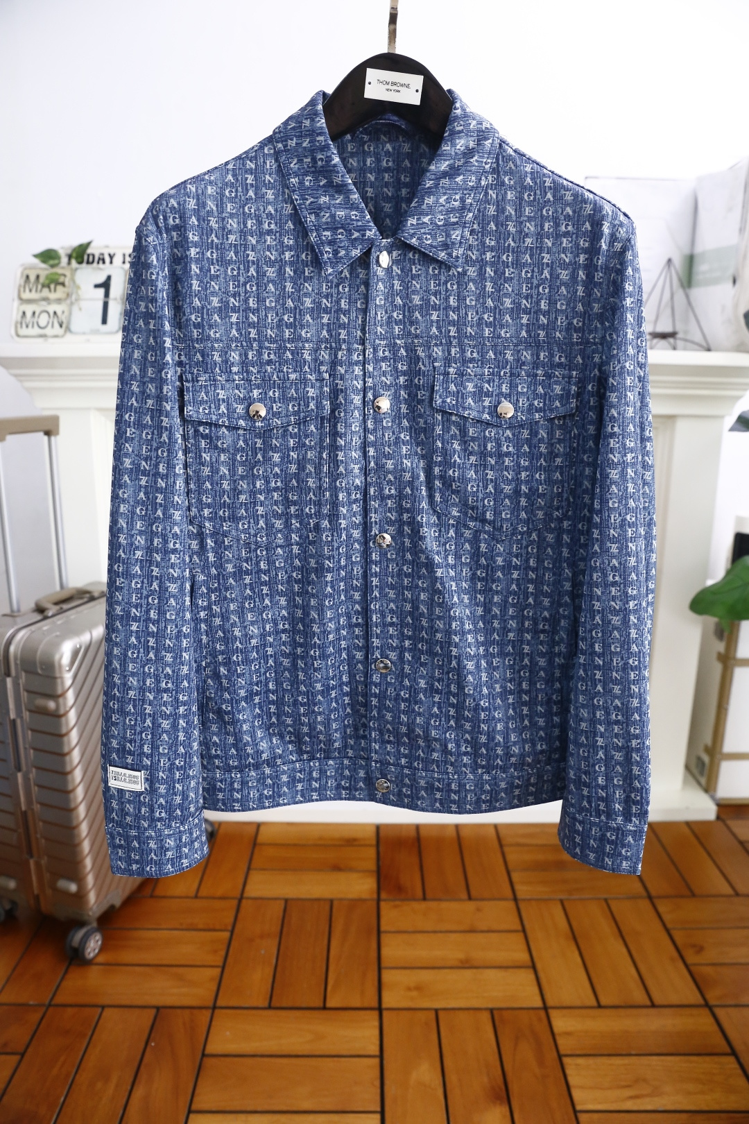 NO:130922,Jeni*/Ze*na. New spring 2025 men's jacket!  The fashion lapels and luxurious classic elements logo are very recognizable and have a stunning effect, showing the extremely high brand fashion proposition and perfectly interpreting the brand's characteristics and soul!  It is made of comfortable custom fabrics, high-quality and heavy material, with very delicate texture, exquisite and exquisite detailing and exquisite auxiliary materials. It is a single item with extremely high shaping. Its appearance on the street is absolutely eye-catching and has an excellent equipment that can be selected from thousands of people!  Counter size M-3XL, shipped the next day!  ,zegna,jackets & coats,jackets & coats,alexander wang19860909杰尼*/Ze*na. 2025春季新品男士夹克外套！时尚翻领搭配奢华经典元素logo辨识度非常鲜明,效果惊艳,彰显了极高的品牌时髦主张,完美诠释了品牌的特质及灵魂所在！采用舒适定制面料高克重材质,质感非常细腻,细节工艺精湛考究,辅料皆为外商客供,塑造性极高的一款单品,出街造型绝对招眼吸睛,万里挑一的绝佳装备！专柜尺码M-3XL,隔天出货！,,zegna,jackets & coats,jackets & coats,alexander wang,Men's clothing