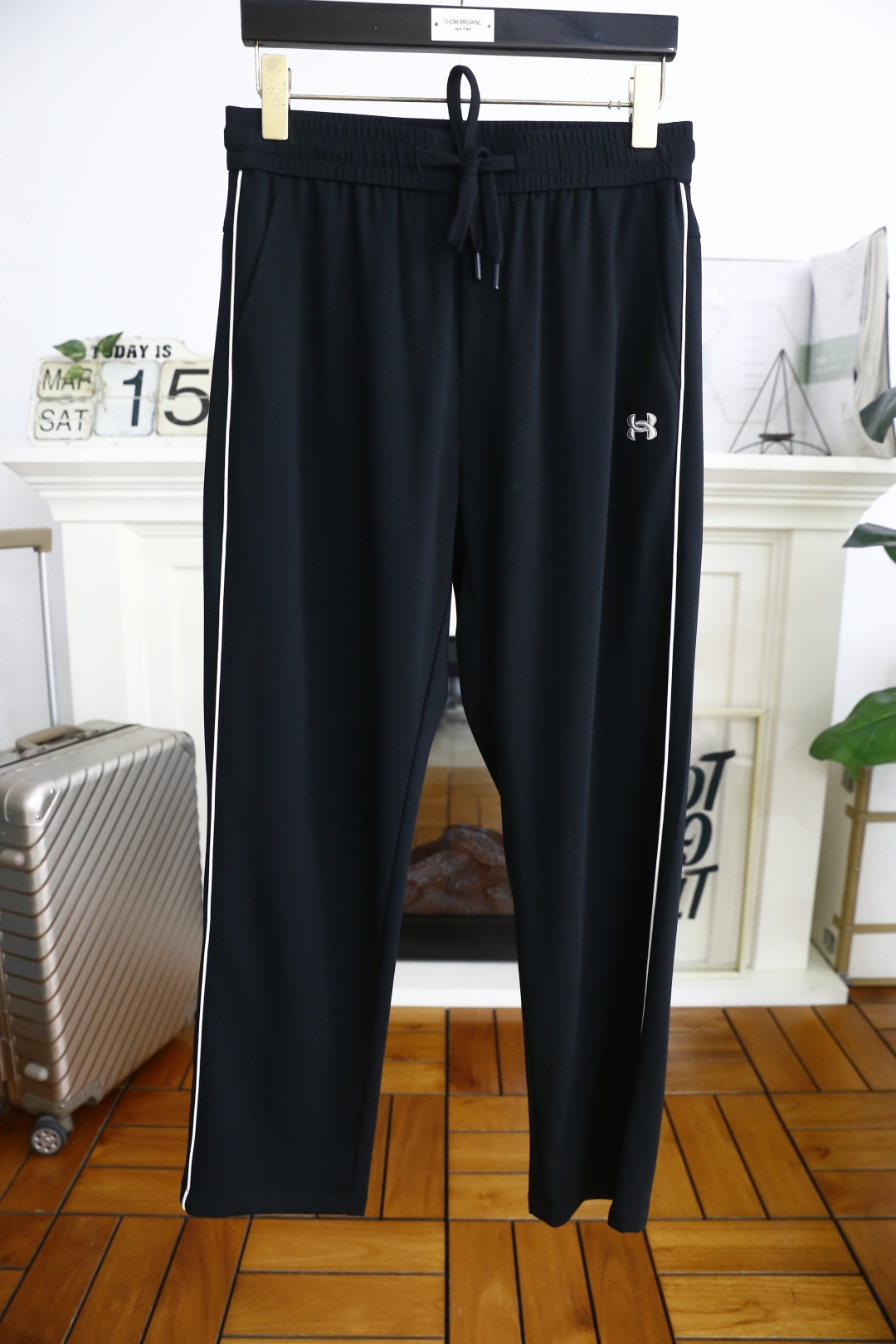 NO:130923,Serene. New spring and summer 2025 new fashion men's elastic waist casual pants!  Luxury classic brand LOGO design!  Classic and versatile. The classic elements of the luxury brand greatly improve the matching. The fitting style. The insertion bags on both sides are made of customized comfortable and breathable fabrics. The material is made of customer-supplied blended. It is skin-friendly, soft and breathable, and has a good sense of wearing. The full-quality hardware and accessories are ordered, and the spring must-have item!  Counter size 30-36, shipped the next day!  ,alexander wang19860909瑟琳. 2025春夏新品时尚男士松紧腰休闲裤！奢华经典品牌LOGO设计！经典百搭 奢华品牌经典元素大大提升了搭配性 合体的版型 两侧插袋 采用定制舒适透气面料 客供混纺的材质 亲肤柔软透气,有着很好的穿着体感 五金辅料全品相订单,春季必备单品！专柜尺码30-36,隔天出货！,,alexander wang,Men's clothing