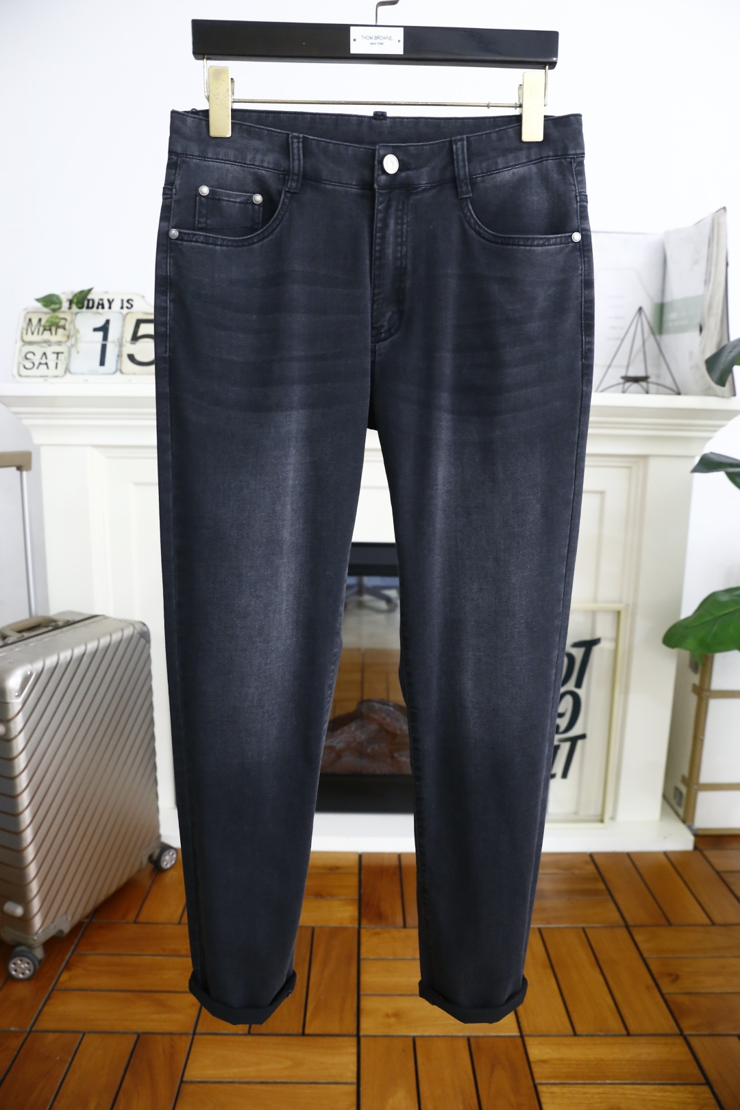 NO:130912,TF. 25 Spring New Products for Men's Classic Versatile Jeans Trading Company Channel Product!  The role of ace hits every season is like a classic signature textbook!  A pair of pants with a very aesthetic tone, dominated by fabric and quality, continues the essence of normal design, with label elements perfectly embedded, which is a distinctive feature of identity and is quite distinctive!  Customer-supplied top-quality washing buffet fabrics, the fabric has first-class texture, slightly elastic, excellent scratchiness and boneiness, and the capable and neat cut, and the upper body effect is excellent!  A must-have artifact for trendy men!  Counter size 30-38, shipped the next day!  ,tom ford,jeans,alexander wang19860909TF. 25春季新品男士经典百搭牛仔裤贸易公司渠道货！每一季的王牌级爆款担当,俨然属于经典招牌教科书般存在！极具美学基调的一款裤子,以面料和品质为主导,延续了常态化的设计精髓,标签化元素完美嵌入,属于身份的特色彰显,辨识度颇为鲜明！客供进口顶级洗水牛仔面料,面料质地一流,略带弹力,挺刮度与筋骨感极好,干练利落的裁剪,上身效果极好！潮男必备神器！专柜尺码30-38,隔天出货！,,tom ford,jeans,alexander wang,Men's clothing