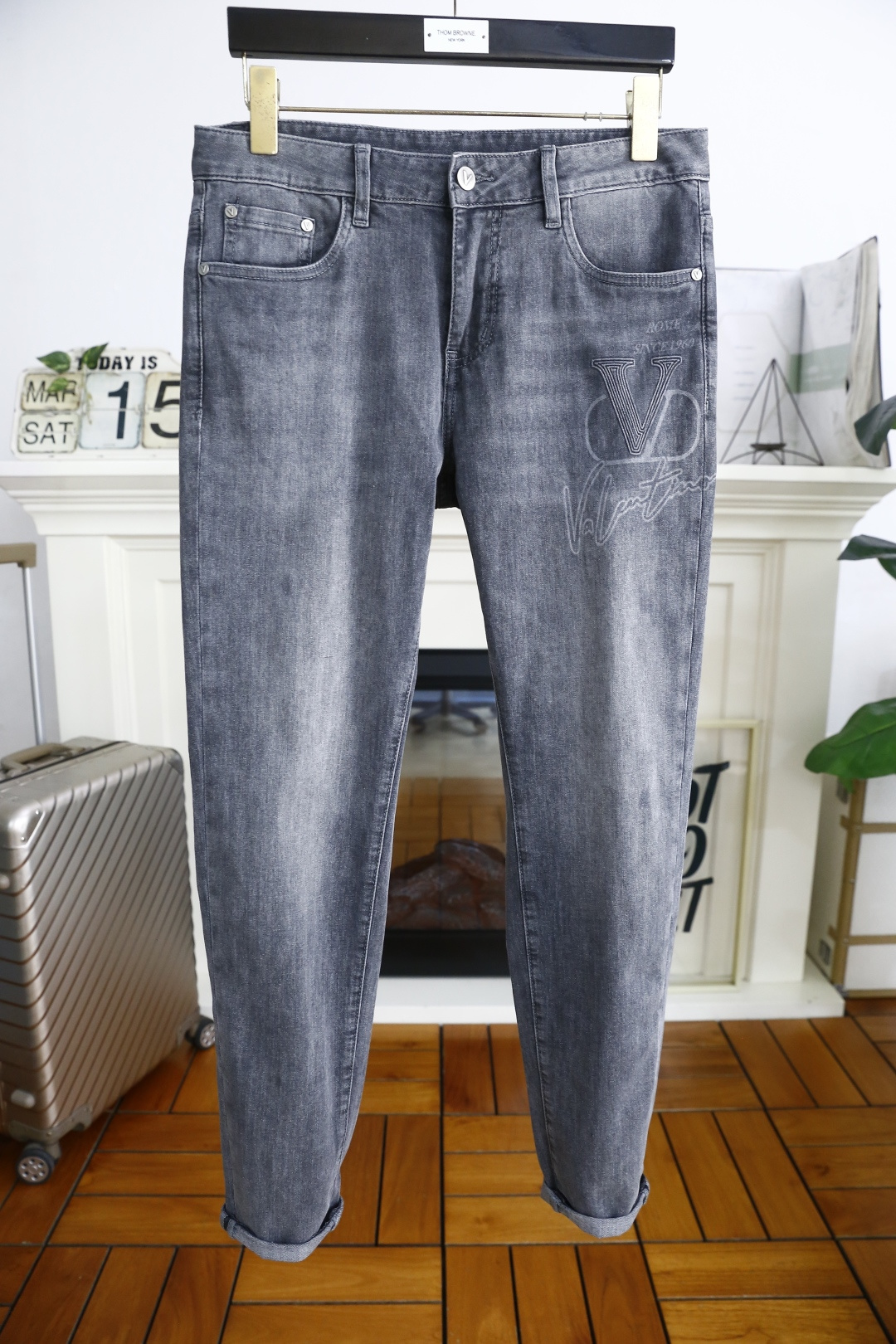 NO:130916,Valentino. 25 spring new product original single high-end men's jeans!  Luxury classic brand customized LOGO accessories. It is very comfortable to wear, low-key and luxurious, and it is very classy when worn. There is no need to say much about the style and cutting of the pants. The upper body is exquisite and vivid, and the top quality is top-quality. The selection of truly palace-level denim. High-end top-washed denim fabric is of excellent quality. It has made the pants very soft after heavy washing!  Not picky about people, the upper body is absolutely stylish and extremely luxurious. Counter size 29-38, shipped the next day!  , valentino jeans alexander wang19860909华伦天奴. 25春季新品原单高端男士牛仔裤！奢华经典品牌定制LOGO配饰 身穿着非常舒适 低调不失奢华 穿出去非常有档次 裤型款式和裁剪亦无需多言 上身精致跃然高档一等一顶级质料 真正殿堂级的牛仔选用 高档顶级洗水牛仔面料,品质卓然,经过重水洗使得裤子很柔软！不挑人 上身绝对的有型 极度奢华. 专柜尺码 29-38,隔天出货！,,valentino,jeans,alexander wang,Men's clothing