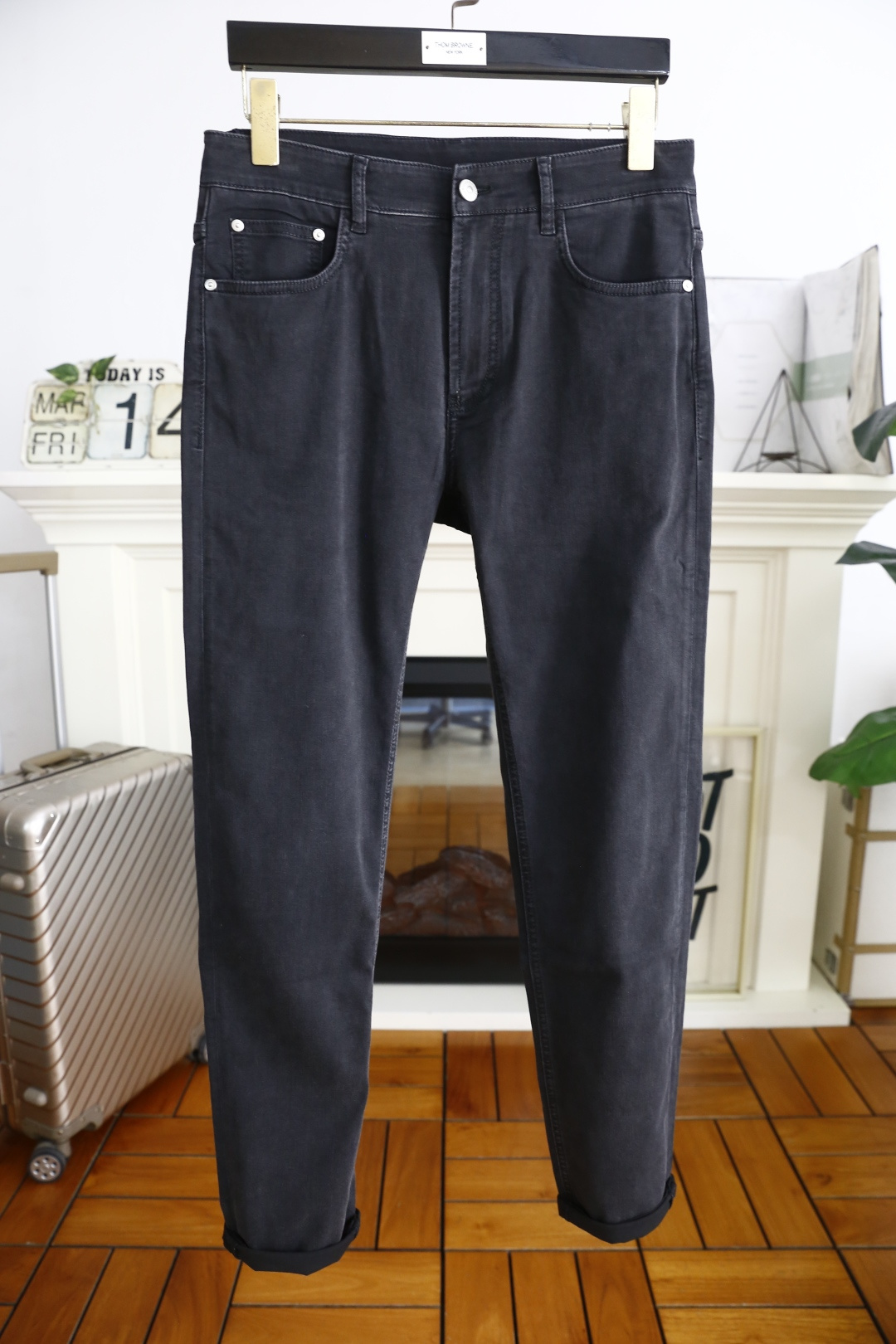 NO:130910,Bruti. 25 spring and summer fashion new products for men's classic small-foot jeans are made of customer-supplied water-washed elastic jeans, which are more fashionable. The luxurious classic logo logo highlights the brand's characteristics. The fashion trend has therefore become one of the biggest selling points and is extremely cost-effective. There is no confusion or trouble of color conflict. Such a rich high-end jeans are absolutely fashionable, casual and versatile!  A must-have for trendy men!  Counter size 28-38, shipped the next day!  , jeans,alexander wang19860909布鲁提. 25春夏时尚新品男士经典小脚牛仔裤采用客供水洗弹力牛仔裤腿处水洗磨更潮范,奢华经典Logo标志彰显品牌特征,时尚潮流因此已成为最大卖点之一而性价比又极高,没有颜色冲突的困惑或困扰,这么一款丰富内练高端牛仔裤,绝对时尚休闲百搭款！潮男必备！专柜尺码28-38,隔天出货！,,jeans,alexander wang,Men's clothing