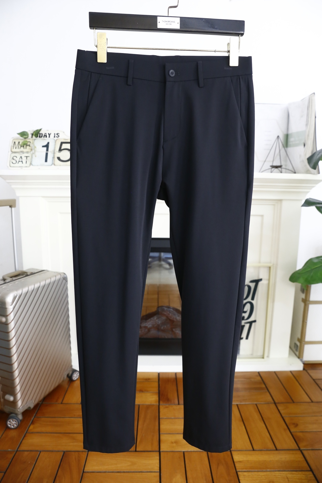 NO:130906,MIUMIU. 2025 spring and summer fashion new product for men's casual small foot trousers!  Use comfortable and breathable fabric, luxurious and classic custom LOGO design, and the upper body is comfortable!  No sense of restraint!  The same product for overseas European counters, the upper body is fashionable and sporty, very low-key and luxurious!  The stitching of the turner is delicate and strong!  Perfect three-dimensional tailoring, highly recommend buying the product!  Counter size: 30-36, shipped the next day!  ,miumiu,alexander wang19860909MIUMIU. 2025春夏时尚新品男士休闲小脚西裤！采用舒适透气面料,奢华经典定制LOGO设计 上身随意舒服！无束缚感！海外欧洲专柜同品,上身时尚运动显时尚,很低调且不失奢华品味！车工缝线细致而强悍！完美立体剪裁,强烈推荐购入货色！专柜尺码:30-36,隔天出货！,,miumiu,alexander wang,Men's clothing