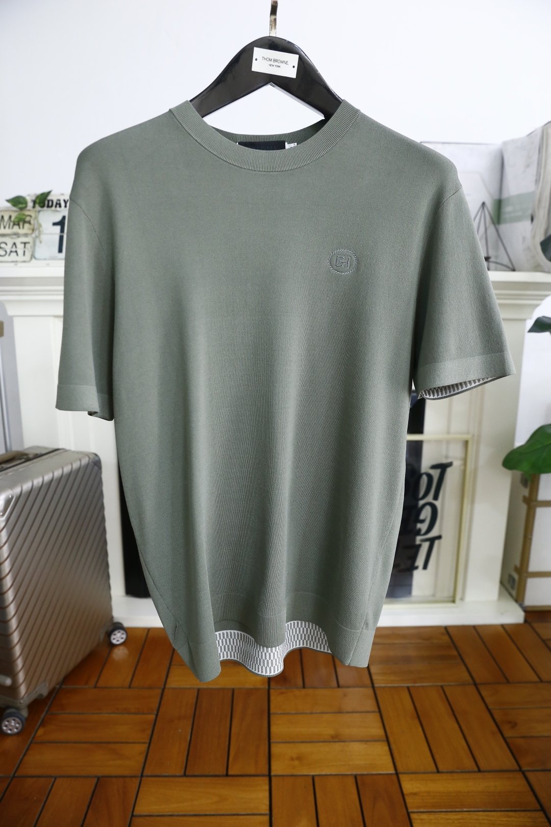 NO:130933,Zenia. 2025 spring and summer new product for men's short-sleeved fashion classic pullover design!  High-end custom versatile styles that anyone can easily control. Use high-end Yilit fabrics!  Luxury classic element design, very high-end and must-have if you understand the goods!  The style and tailoring are slim styles, which are very exquisite, showing aura and highlighting the exquisiteness of business men. This is the unique feature, the right slim fit, and the upper body effect is very good!  Counter size M-3XL, shipped the next day!  ,zegna,T-shirt,alexander wang19860909杰尼亚. 2025春夏新品男士短袖时尚经典套头设计！高级定制百搭款式 任何人都可以轻松驾驭 采用高档伊力特面料！奢华经典元素设计,非常显档次懂货的必须入！版型剪裁属于修身款 非常精致,显气场,又会凸显商务男士的精致,这就是独到之处,恰到好处的修身,上身效果非常赞！专柜尺码M-3XL,隔天出货！,,zegna,T-shirt,alexander wang,Men's clothing