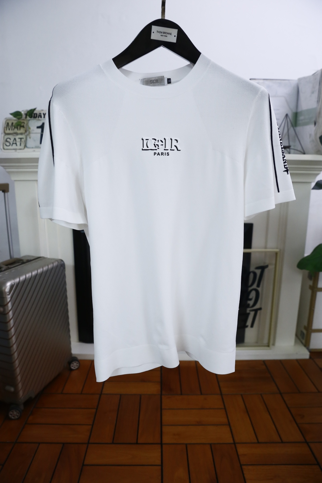 NO:130936,Dior. 2025 spring and summer new product for men's short-sleeved fashion classic pullover design!  High-end custom versatile styles that anyone can easily control. Use high-end Yilit fabrics!  Luxury classic brand element design, very high-end and must-have if you understand the goods!  The style and tailoring are slim styles, which are very exquisite, showing aura and highlighting the exquisiteness of business men. This is the unique feature, the right slim fit, and the upper body effect is very good!  Counter size M-3XL, shipped the next day!  ,dior,T-shirt,alexander wang19860909迪奥. 2025春夏新品男士短袖时尚经典套头设计！高级定制百搭款式 任何人都可以轻松驾驭 采用高档伊力特面料！奢华经典品牌元素设计,非常显档次懂货的必须入！版型剪裁属于修身款 非常精致,显气场,又会凸显商务男士的精致,这就是独到之处,恰到好处的修身,上身效果非常赞！专柜尺码M-3XL,隔天出货！,,dior,T-shirt,alexander wang,Men's clothing