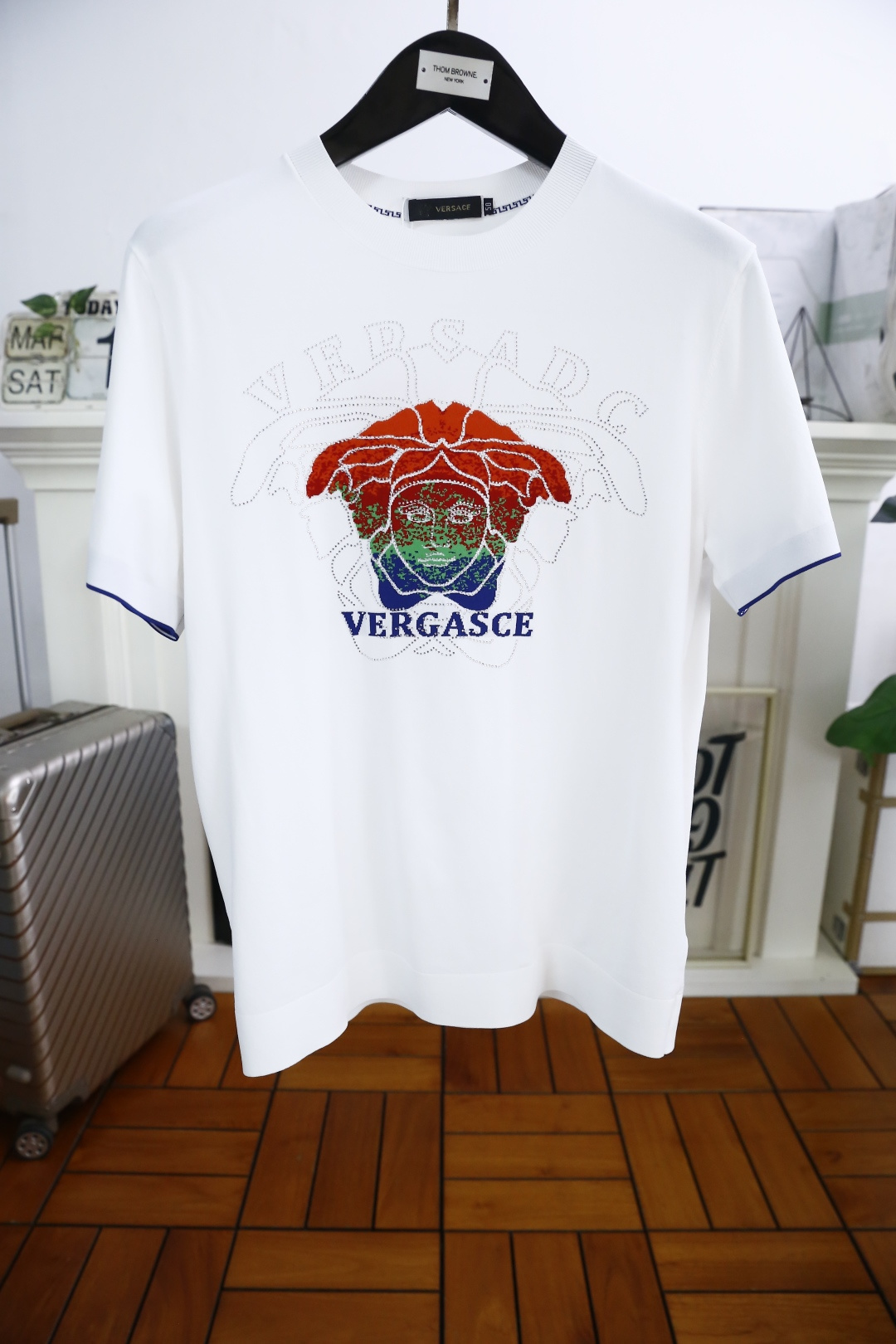 NO:130939,Van Size/Versac*. ​​The new spring and summer 2025 fashionable round neck short sleeves are made of high-end Yilite high-end fabrics. The classic round neck style is unique and cool. The luxurious classic brand Medusa logo design is versatile. Adhering to the traditional fashion charm of the big brand, the unique line design exudes a strong British style, which is very modern and inherits the traditional concept. The precious fabric is smoother, the feel is soft, comfortable and breathable. The exquisite craftsmanship and three-dimensional tailoring style bring texture enjoyment. The counter size M-3XL is shipped the next day!  , versace, versace, T-shirt, alexander wang19860909范思泽/Versac*. 2025春夏新品时尚圆领短袖采用高档伊力特高端面料 经典圆领款式独特又清凉 奢华经典品牌美杜莎logo设计百搭气质 秉承大牌的传统时尚魅力,独有的线条设计散发着浓郁的英伦风情,极具现代感亦承袭了传统理念.珍贵面料更加光滑,手感柔顺舒适透气 精湛工艺,立体剪裁风格带来质感享受.专柜尺码M-3XL,隔天出货！,,versace,versace,T-shirt,alexander wang,Men's clothing