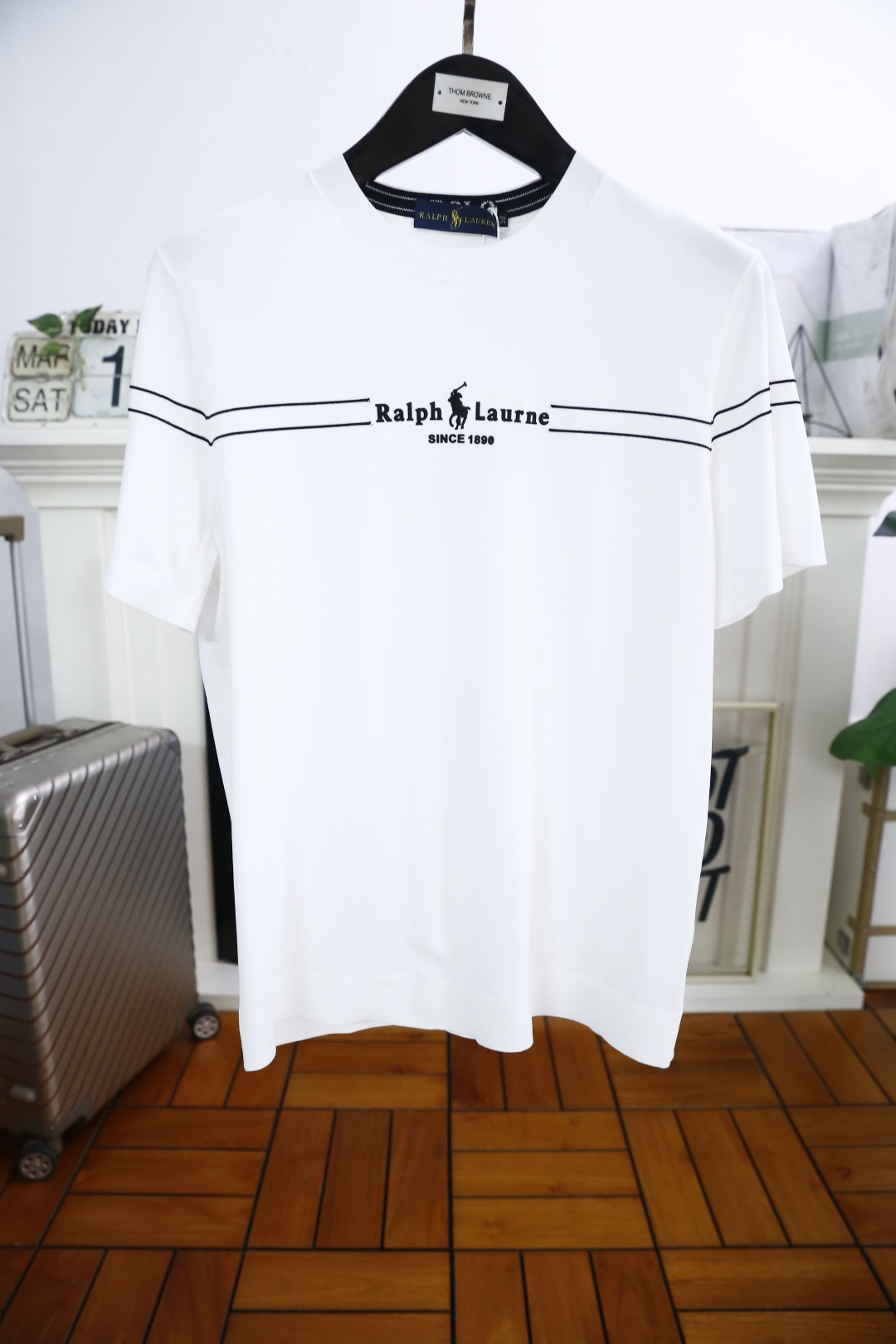 NO:130930,Paul. The new spring and summer 2025 new products of fashionable round neck short sleeves are made of high-end Yilite high-end fabrics. The classic round neck style is unique and cool. The luxurious and classic custom logo design is versatile. Adhering to the traditional fashion charm of big brands, the unique line design exudes a strong British style, which is very modern and inherits the traditional concept. The precious fabric is smoother, the feel is soft, comfortable and breathable. The exquisite craftsmanship and three-dimensional tailoring style bring texture enjoyment. The counter size M-3XL is shipped the next day!  ,T-shirt,alexander wang19860909保罗. 2025春夏新品时尚圆领短袖采用高档伊力特高端面料 经典圆领款式独特又清凉 奢华经典定制logo设计百搭气质 秉承大牌的传统时尚魅力,独有的线条设计散发着浓郁的英伦风情,极具现代感亦承袭了传统理念.珍贵面料更加光滑,手感柔顺舒适透气 精湛工艺,立体剪裁风格带来质感享受.专柜尺码M-3XL,隔天出货！,,T-shirt,alexander wang,Men's clothing