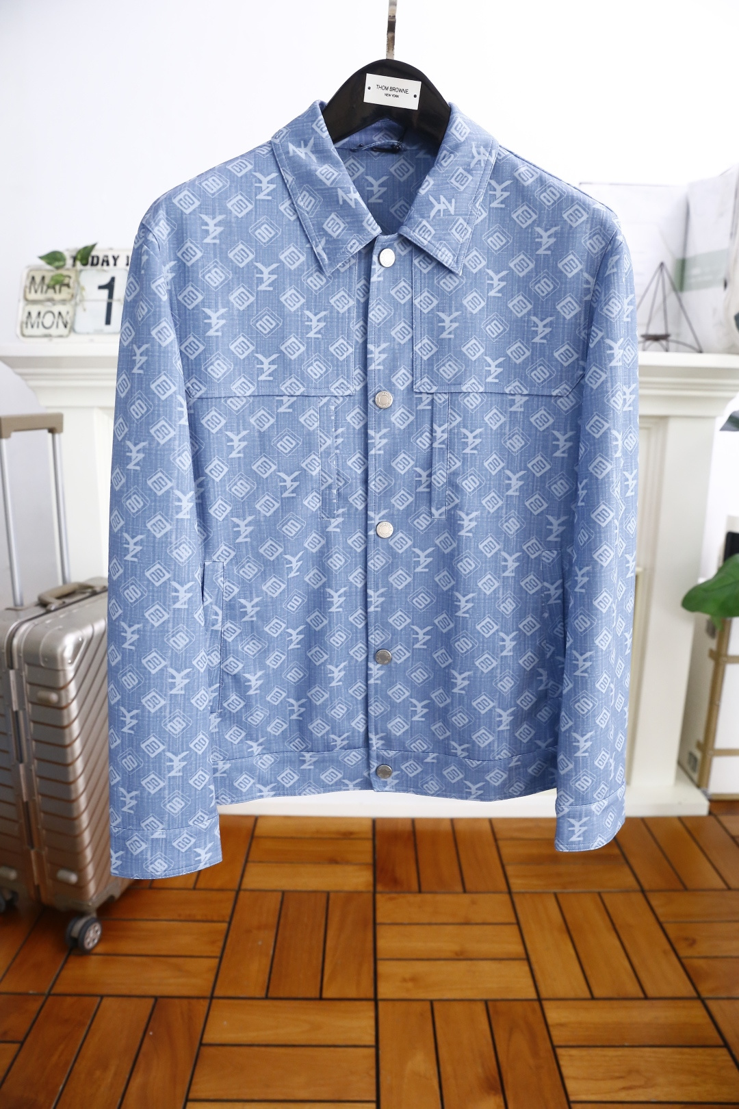 NO:130924,Dior. New men's jacket for spring 2025!  The fashion lapels and luxurious classic elements logo are very recognizable and have a stunning effect, showing the extremely high brand fashion proposition and perfectly interpreting the brand's characteristics and soul!  It is made of comfortable custom fabrics, high-quality and heavy material, with very delicate texture, exquisite and exquisite detailing and exquisite auxiliary materials. It is a single item with extremely high shaping. Its appearance on the street is absolutely eye-catching and has an excellent equipment that can be selected from thousands of people!  Counter size M-3XL, shipped the next day!  ,dior,jackets & coats,jackets & coats,alexander wang19860909迪奥. 2025春季新品男士夹克外套！时尚翻领搭配奢华经典元素logo辨识度非常鲜明,效果惊艳,彰显了极高的品牌时髦主张,完美诠释了品牌的特质及灵魂所在！采用舒适定制面料高克重材质,质感非常细腻,细节工艺精湛考究,辅料皆为外商客供,塑造性极高的一款单品,出街造型绝对招眼吸睛,万里挑一的绝佳装备！专柜尺码M-3XL,隔天出货！,,dior,jackets & coats,jackets & coats,alexander wang,Men's clothing