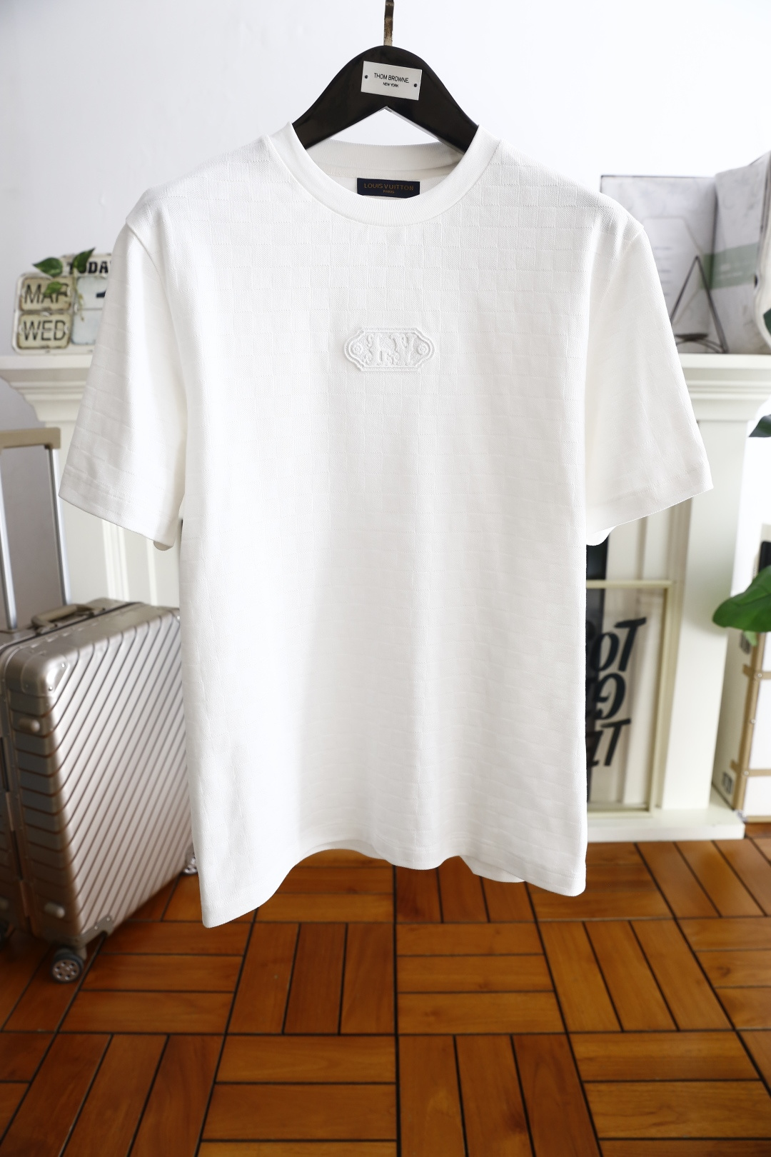 NO:132586,LouisVision*/LV. New summer model!  Fashionable and casual round neck short-sleeved fashion item design, more fashionable and comfortable, high-standard customization, very stylish upper body, luxurious classic letter LOGO pattern on the chest, customer-supplied auxiliary materials, imported high-end pure cotton fabric with very delicate texture, exquisite details and exquisite craftsmanship, extremely shaping item, can be matched with any fashion, super good style, a must-have item for trendy men. Counter code: M-5XL, shipped the next day!  ,,louis vuitton,louis vuitton,T-shirt,alexander wang19860909路易威*/LV. 夏季新款！时尚休闲圆领短袖时尚单品设计,更加时尚舒适,高标准定制,上身非常有型,胸前奢华经典字母LOGO图案 客供辅料,客供进口高档纯棉面料质感非常细腻,细节工艺精湛考究,塑造性极高的一款单品,任何时装都可以搭配,版型超级好 潮男必备单品 专柜码:M-5XL,隔天出货！,,louis vuitton,louis vuitton,T-shirt,alexander wang,Men's clothing