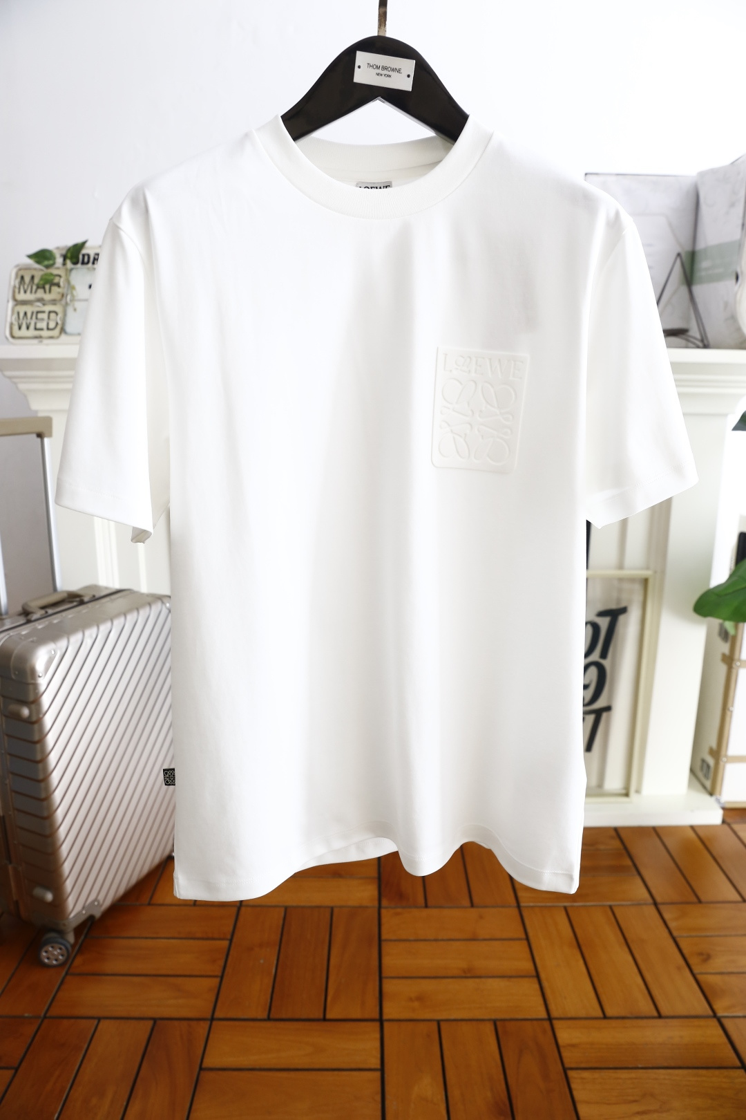 NO:132583,Luo Yiwei. The new summer product of men's round neck short sleeve luxury classic brand LOGO logo marked with the upper body to experience the youthfulness and fashion sense brought by this design!  The overall fashion is fashionable and trendy. The fabric is made of top-quality fabrics for customer supply, soft, skin-friendly and breathable, and has a very crisp and crisp drooping feeling. The upper body is fashionable and fashionable, and it is a must-have item for trendy men!  Counter size M-5XL, shipped the next day!  ,loewe,T-shirt,alexander wang19860909罗意威. 夏季新品男士圆领短袖奢华经典品牌LOGO标识标注上身就能体会这款设计带来的年轻与时尚感！整体时尚而有潮流,面料采用客供顶级面料 柔软亲肤透气 ,又有很好的挺括 垂感 上身时尚潮流色系,潮男必备单品！专柜尺码M-5XL,隔天出货！,,loewe,T-shirt,alexander wang,Men's clothing