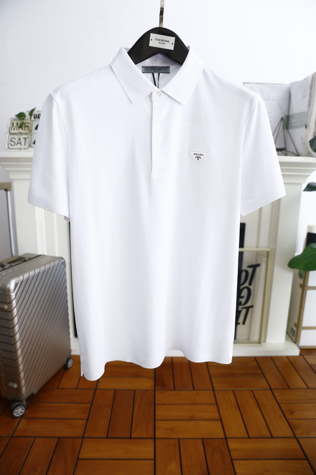 NO:132570,Pula*/Pr*da. New summer products!  Classic fashion lapel polo short-sleeved fashion item design, more fashionable and comfortable, high-standard customization, very stylish on the upper body, luxury brand classic LOGO pattern customer-supplied auxiliary materials, customer-supplied imported comfortable breathable fabric with very delicate texture, exquisite and exquisite detailing and exquisite accessories, all supplied by foreign merchants, a very high shaping item, can be matched with any fashion, the style is super good, a must-have item for trendy men!  Counter size: 48-58, shipped the next day!  ,,prada,T-shirt,alexander wang19860909普拉*/Pr*da. 夏季新品！经典时尚翻领polo短袖时尚单品设计,更加时尚舒适,高标准定制,上身非常有型,奢华品牌经典LOGO图案 客供辅料,客供进口舒适透气面料质感非常细腻,细节工艺精湛考究,辅料皆为外商客供,塑造性极高的一款单品,任何时装都可以搭配,版型超级好 潮男必备单品！专柜尺码:48-58,隔天出货！,,prada,T-shirt,alexander wang,Men's clothing