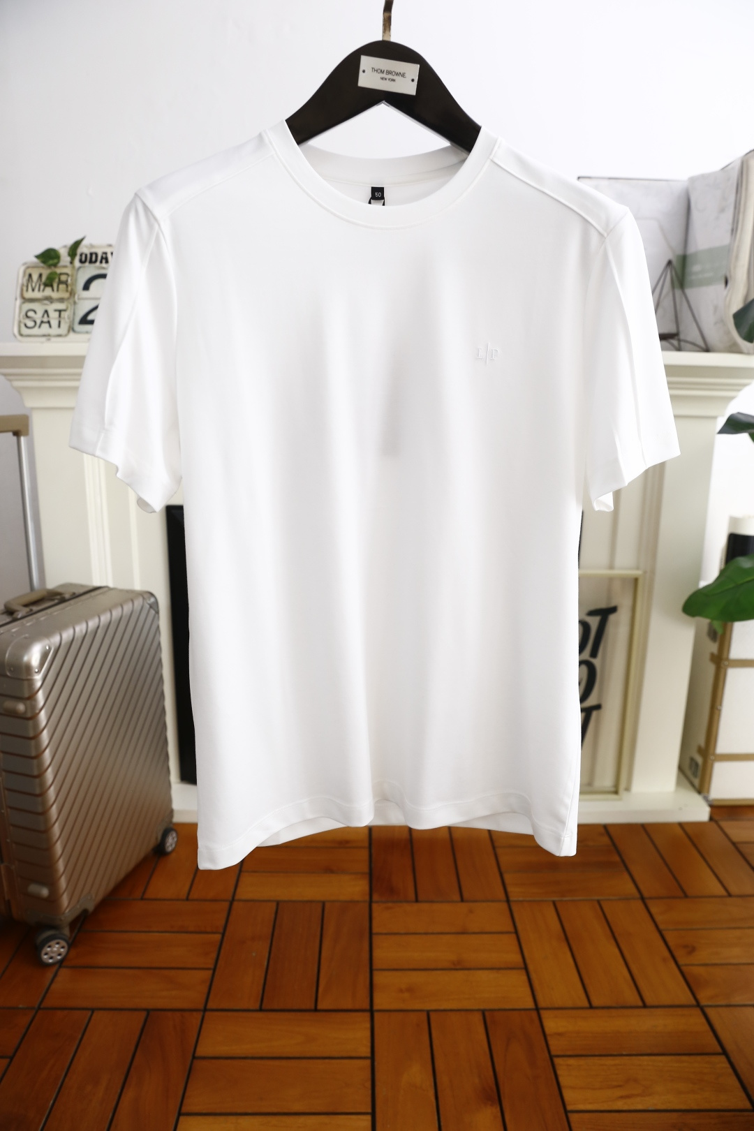 NO:132592,LP. New summer fashion round neck short sleeve high-end custom versatile style!  More practical, anyone can easily control it. It uses classic modal cotton fabric craftsmanship and luxurious classic brand letter logo design, which is very high-end and must be entered if you understand the goods!  The style and tailoring are slim styles, which are very exquisite, showing aura and highlighting the exquisiteness of business men. This is the unique feature, the right slim fit, and the upper body effect is very good!  Counter size 48-56, shipped the next day!  ,loro piana,T-shirt,alexander wang19860909LP. 夏季新品时尚圆领短袖高级定制百搭款式！更有实用感 任何人都可以轻松驾驭 采用经典莫代尔棉面料工艺 奢华经典品牌字母logo设计,非常显档次懂货的必须入！版型剪裁属于修身款 非常精致,显气场,又会凸显商务男士的精致,这就是独到之处,恰到好处的修身,上身效果非常赞！专柜尺码48-56,隔天出货！,,loro piana,T-shirt,alexander wang,Men's clothing