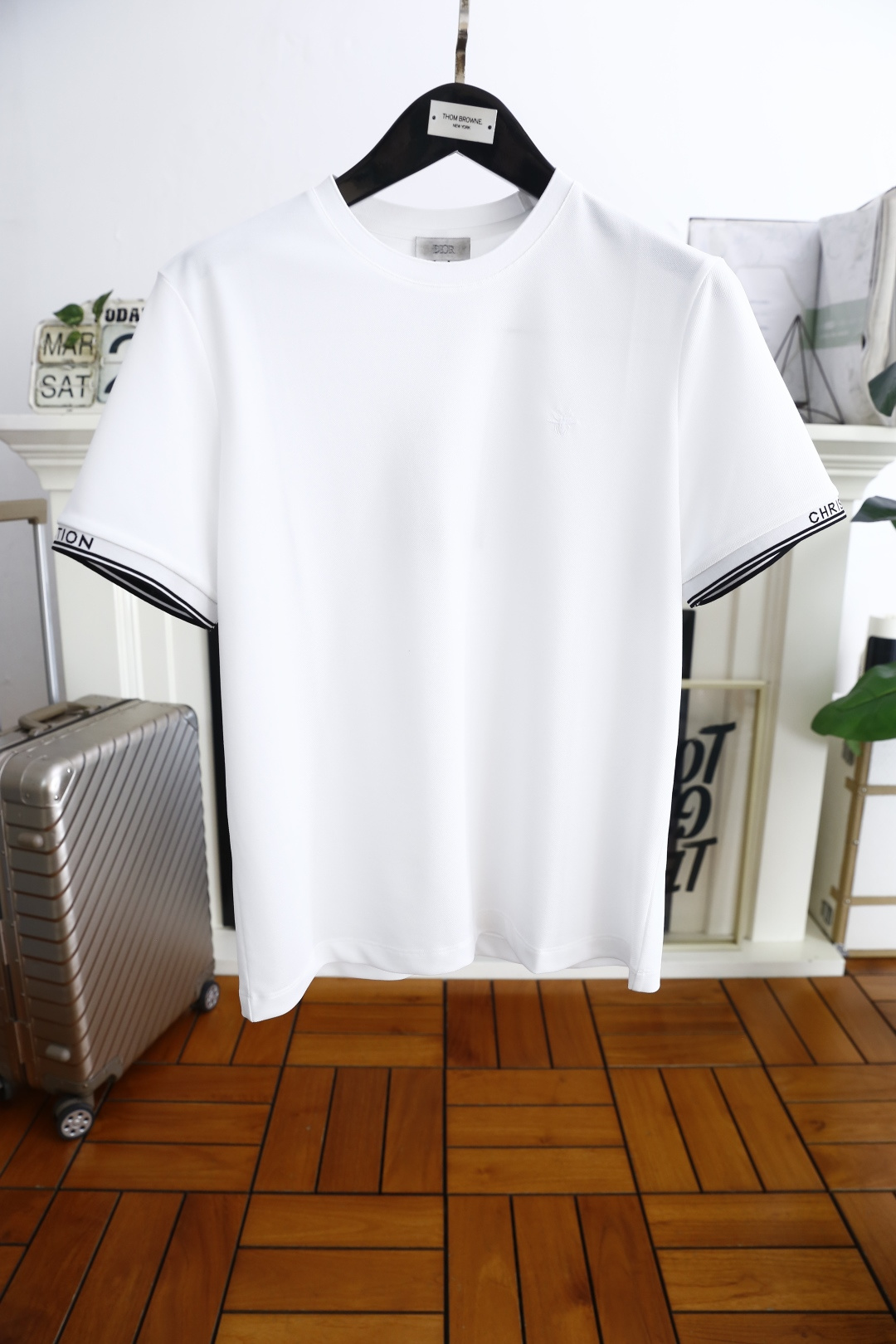 NO:132589,Dior/Christian D*or. New summer model!  Fashionable and casual round neck short-sleeved fashion item design, more fashionable and comfortable, high-standard customization, very stylish upper body, luxurious classic embroidery LOGO pattern on the chest, customer-supplied auxiliary materials, imported high-end custom fabrics with very delicate texture, exquisite details and exquisite craftsmanship, extremely shaping item, can be matched with any fashion, super good style, a must-have item for trendy men. Counter code: M-4XL, shipped the next day!  ,dior,T-shirt,alexander wang19860909迪奥/Christian D*or. 夏季新款！时尚休闲圆领短袖时尚单品设计,更加时尚舒适,高标准定制,上身非常有型,胸前奢华经典刺绣LOGO图案 客供辅料,客供进口高档定制面料质感非常细腻,细节工艺精湛考究,塑造性极高的一款单品,任何时装都可以搭配,版型超级好 潮男必备单品 专柜码:M-4XL,隔天出货！,,dior,T-shirt,alexander wang,Men's clothing