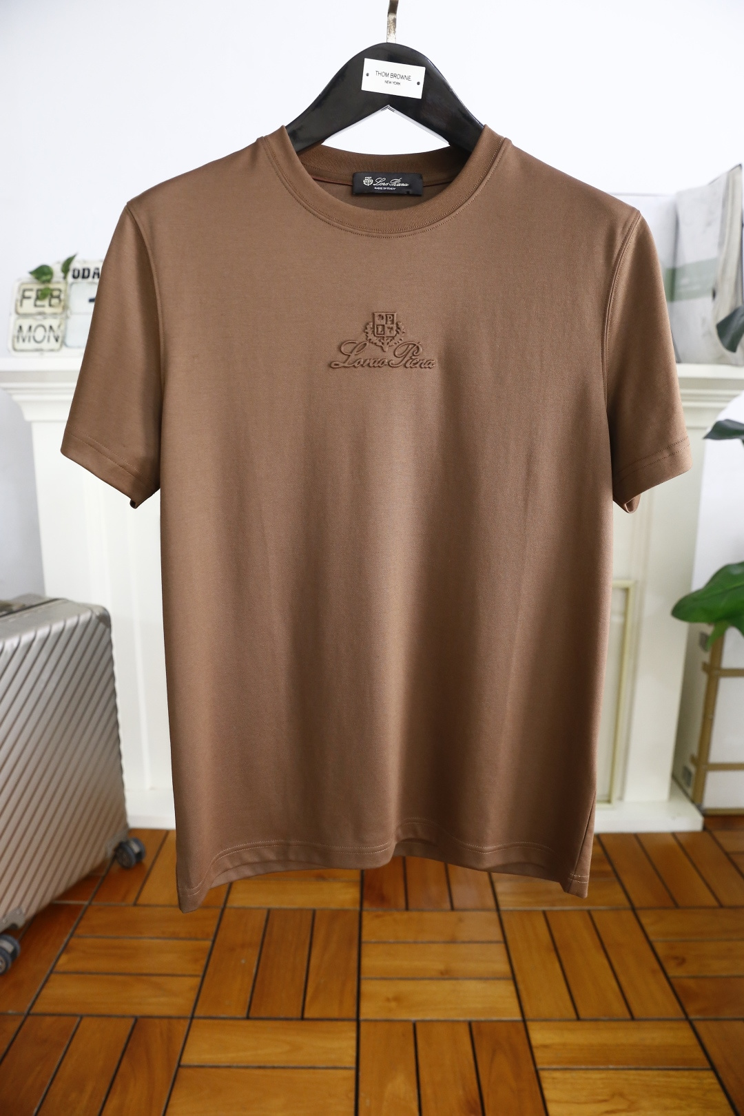 NO:132580,LP. New summer fashion round neck short sleeve high-end custom versatile style!  More practical, anyone can easily control it. It uses classic double mercerized fabric craftsmanship and luxurious classic brand letter logo design, which is very high-end and must be entered if you understand the goods!  The style and tailoring are slim styles, which are very exquisite, showing aura and highlighting the exquisiteness of business men. This is the unique feature, the right slim fit, and the upper body effect is very good!  Complete three standards!  Counter size 48-56, shipped the next day!  ,loro piana,T-shirt,alexander wang19860909LP. 夏季新品时尚圆领短袖高级定制百搭款式！更有实用感 任何人都可以轻松驾驭 采用经典双丝光面料工艺 奢华经典品牌字母logo设计,非常显档次懂货的必须入！版型剪裁属于修身款 非常精致,显气场,又会凸显商务男士的精致,这就是独到之处,恰到好处的修身,上身效果非常赞！三标齐全！专柜尺码48-56,隔天出货！,,loro piana,T-shirt,alexander wang,Men's clothing