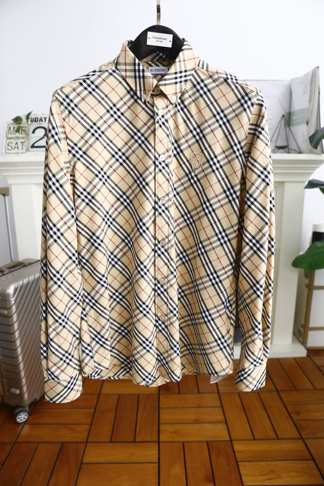 NO:133668,Burb*rry. New summer fashion long-sleeved shirts in overseas counters synchronized with trading company channels. The quality is perfect, it belongs to the counter level and is predictable. It uses top imported fabrics, master-level tailoring, invincible texture, excellent skin-friendliness, exquisite craftsmanship, smooth lines, perfect match!  Easy to upgrade the sense of fashion, with high recognition, excellent upper body effect, extremely exquisite workmanship, neat and meticulous routes, and can be matched for business or daily leisure!  Counter size 48-56, shipped the next day!  ,burberry,burberry,shirts,alexander wang19860909巴宝丽/Burb*rry. 夏季新品时尚长袖衬衫海外专柜同步贸易公司渠道货,品相完美如斯,属于入柜级别,可预见性的爆款,采用进口顶级面料,大师级剪裁,质感无敌,亲肤性极佳工艺精湛,线条流畅,完美搭配！轻松将时髦感进阶,有着高强辨识度,上身效果超赞,做工极为考究严谨,走线工整细致,商务抑或日常休闲均可搭配！专柜尺码 48-56,隔天出货！,,burberry,burberry,shirts,alexander wang,Men's clothing