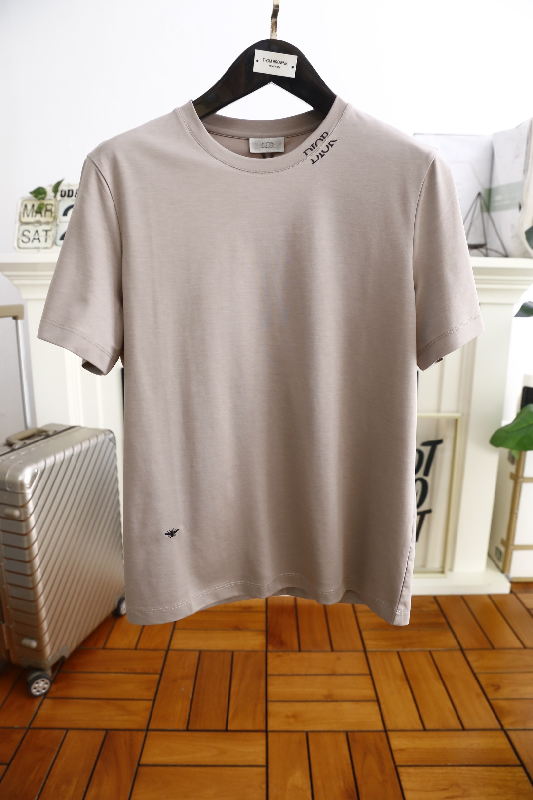 NO:132596,Dior/Christian D*or. New summer model!  Fashionable and casual round neck short-sleeved fashion item design, more fashionable and comfortable, high-standard customization, very stylish upper body, luxurious and classic LOGO pattern on the chest, customer-supplied auxiliary materials, imported high-end custom fabrics with very delicate texture, exquisite details and exquisite craftsmanship, extremely shaping item, can be matched with any fashion, super good style, a must-have item for trendy men. Counter code: M-4XL, shipped the next day!  ,dior,T-shirt,alexander wang19860909迪奥/Christian D*or. 夏季新款！时尚休闲圆领短袖时尚单品设计,更加时尚舒适,高标准定制,上身非常有型,胸前奢华经典LOGO图案 客供辅料,客供进口高档定制面料质感非常细腻,细节工艺精湛考究,塑造性极高的一款单品,任何时装都可以搭配,版型超级好 潮男必备单品 专柜码:M-4XL,隔天出货！,,dior,T-shirt,alexander wang,Men's clothing