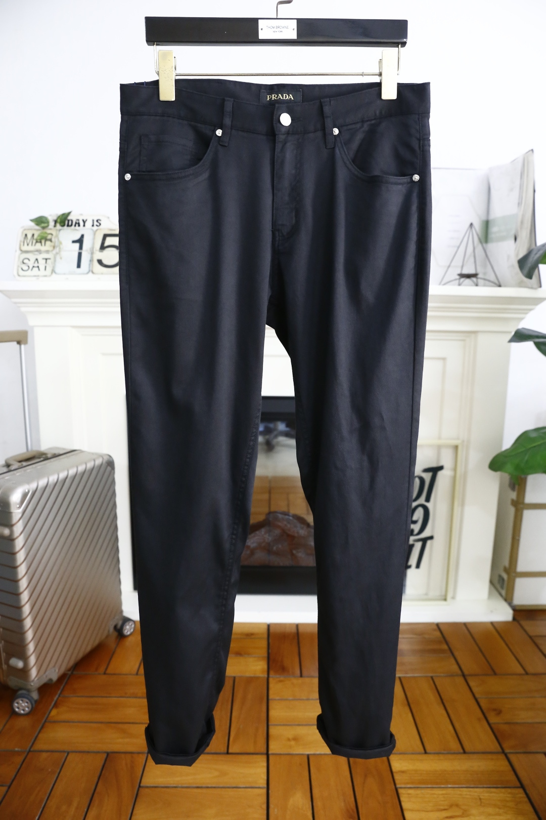 NO:132588,Pula*/Pr*da. New spring and summer fashion men's casual trousers!  Use comfortable custom fabrics, luxurious and classic elements to design, and the upper body is comfortable!  No sense of restraint!  The same product for overseas European counters, the upper body is fashionable and sporty, very low-key and luxurious!  The stitching of the turner is delicate and strong!  Perfect three-dimensional tailoring, highly recommend buying the product!  Counter size: 30-36, shipped the next day!  ,prada,alexander wang19860909普拉*/Pr*da. 春夏新品时尚男士休闲西裤！采用舒适定制面料,奢华经典元素设计 上身随意舒服！无束缚感！海外欧洲专柜同品,上身时尚运动显时尚,很低调且不失奢华品味！车工缝线细致而强悍！完美立体剪裁,强烈推荐购入货色！专柜尺码:30-36,隔天出货！,,prada,alexander wang,Men's clothing