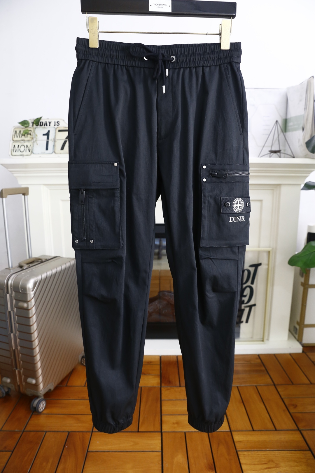 NO:132573,Stone Island. New summer fashion trendy brand original single men's casual pants!  It uses imported high-end, comfortable, breathable and thin fabrics, with a luxurious and classic brand custom logo design, and it is easy to use on the upper body!  Fashionable and versatile combination with no restraint!  The same product for overseas European counters, the upper body is fashionable and sporty, very low-key and luxurious!  The stitching of the turner is delicate and strong!  Perfect three-dimensional tailoring, highly recommend buying the product!  The counter size is 30-38, and there are 35!  Shipping the next day!  ,alexander wang19860909石头岛. 夏季新品时尚潮牌原单男士休闲裤！采用进口高档舒适透气薄款面料,奢华经典品牌定制logo设计 上身随意舒服！时尚百搭收口搭配无束缚感！海外欧洲专柜同品,上身时尚运动显时尚,很低调且不失奢华品味！车工缝线细致而强悍！完美立体剪裁,强烈推荐购入货色！专柜尺码30-38,有35！隔天出货！,,alexander wang,Men's clothing