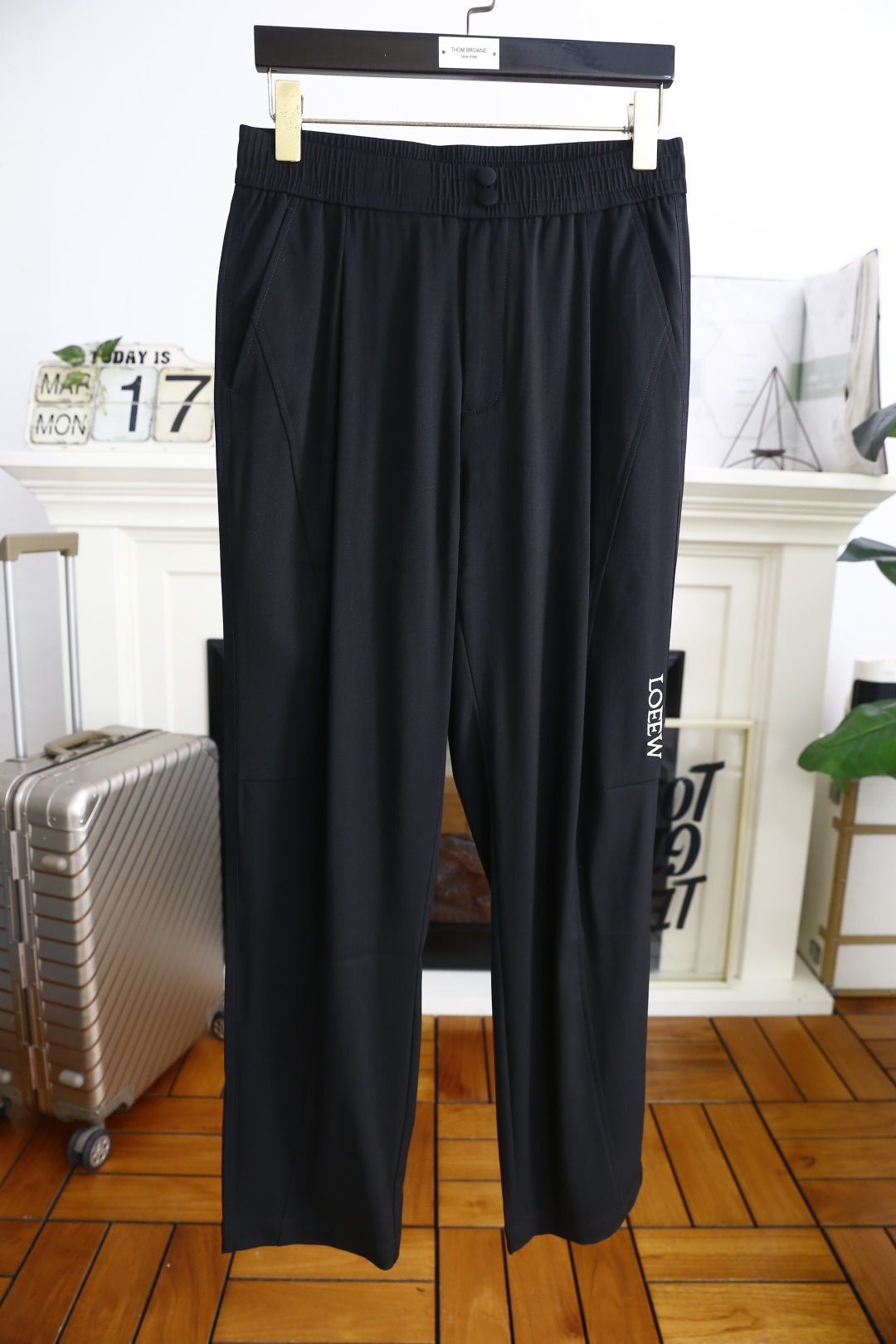 NO:132582,Luo Yiwei. New spring and summer fashion men's elastic waist casual pants!  Luxury classic brand LOGO design!  It greatly improves matching. Combined style. The two sides are inserted into the bags. Comfortable and breathable fabric. Customer-supplied blended material. Skin-friendly, soft and breathable, with a good sense of wearing. All hardware and accessories are ordered. It is a must-have item in spring and summer!  The counter size is 30-38, and there are 35!  Shipping the next day!  ,loewe,alexander wang19860909罗意威. 春夏新品时尚男士松紧腰休闲裤！奢华经典品牌LOGO设计！大大提升了搭配性 合体的版型 两侧插袋 采用舒适透气面料 客供混纺的材质 亲肤柔软透气,有着很好的穿着体感 五金辅料全品相订单,春夏必备单品！专柜尺码30-38,有35！隔天出货！,,loewe,alexander wang,Men's clothing