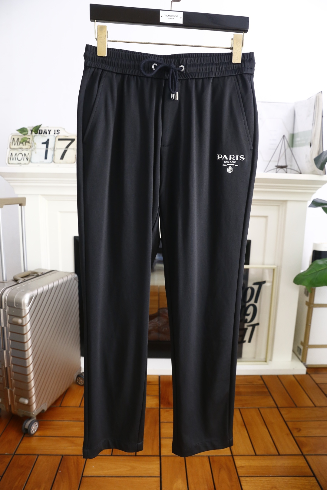 NO:132579,Pula*/Pr*da. New spring and summer fashion men's elastic waist casual pants!  Luxurious classic custom LOGO design!  It greatly improves matching. Combined style. The two sides are inserted into the bags. Comfortable and breathable fabric. Customer-supplied blended material. Skin-friendly, soft and breathable, with a good sense of wearing. All hardware and accessories are ordered. It is a must-have item in spring and summer!  The counter size is 30-38, and there are 35!  Shipping the next day!  ,prada,alexander wang19860909普拉*/Pr*da. 春夏新品时尚男士松紧腰休闲裤！奢华经典定制LOGO设计！大大提升了搭配性 合体的版型 两侧插袋 采用舒适透气面料 客供混纺的材质 亲肤柔软透气,有着很好的穿着体感 五金辅料全品相订单,春夏必备单品！专柜尺码30-38,有35！隔天出货！,,prada,alexander wang,Men's clothing