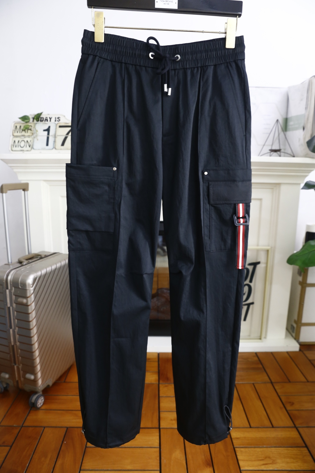 NO:132576,Barry. New summer fashion brand original single men's casual pants!  It uses imported high-end, comfortable, breathable and thin fabrics, with a luxurious and classic brand custom logo design, and it is easy to use on the upper body!  Fashionable and versatile combination with no restraint!  The same product for overseas European counters, the upper body is fashionable and sporty, very low-key and luxurious!  The stitching of the turner is delicate and strong!  Perfect three-dimensional tailoring, highly recommend buying the product!  The counter size is 30-38, and there are 35!  Shipping the next day!  ,bally,alexander wang19860909巴利. 夏季新品时尚潮牌原单男士休闲裤！采用进口高档舒适透气薄款面料,奢华经典品牌定制logo设计 上身随意舒服！时尚百搭收口搭配无束缚感！海外欧洲专柜同品,上身时尚运动显时尚,很低调且不失奢华品味！车工缝线细致而强悍！完美立体剪裁,强烈推荐购入货色！专柜尺码30-38,有35！隔天出货！,,bally,alexander wang,Men's clothing