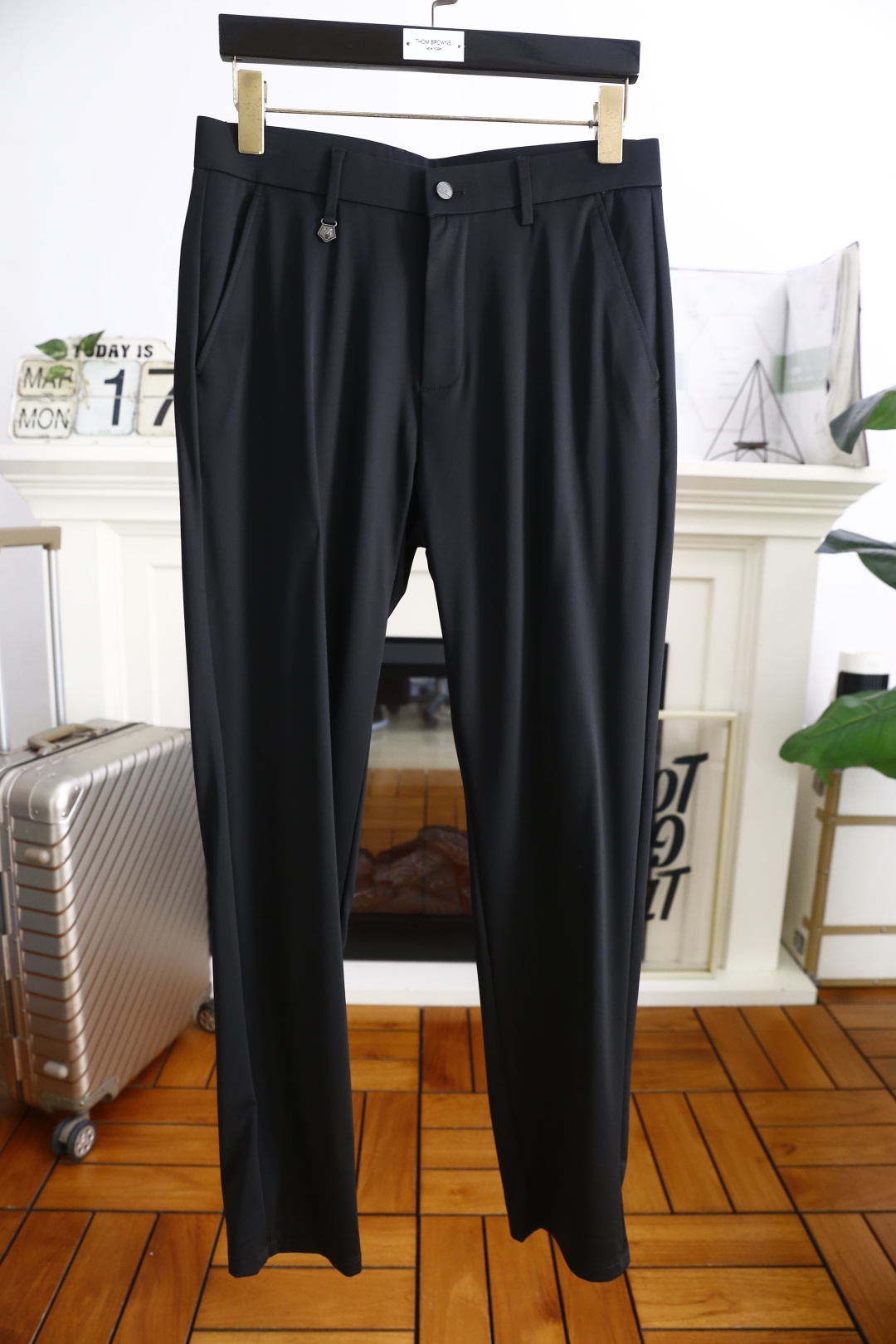 NO:132585,Zenia/Ze*na. New summer fashion product for men's casual small foot trousers!  Use comfortable and breathable fabric, luxurious and classic custom LOGO design, and the upper body is comfortable!  No sense of restraint!  The same product for overseas European counters, the upper body is fashionable and sporty, very low-key and luxurious!  The stitching of the turner is delicate and strong!  Perfect three-dimensional tailoring, highly recommend buying the product!  Counter size: 30-38, there are 35!  Shipping the next day!  ,zegna,alexander wang19860909杰尼亚/Ze*na. 夏季时尚新品男士休闲小脚西裤！采用舒适透气面料,奢华经典定制LOGO设计 上身随意舒服！无束缚感！海外欧洲专柜同品,上身时尚运动显时尚,很低调且不失奢华品味！车工缝线细致而强悍！完美立体剪裁,强烈推荐购入货色！专柜尺码:30-38,有35！隔天出货！,,zegna,alexander wang,Men's clothing