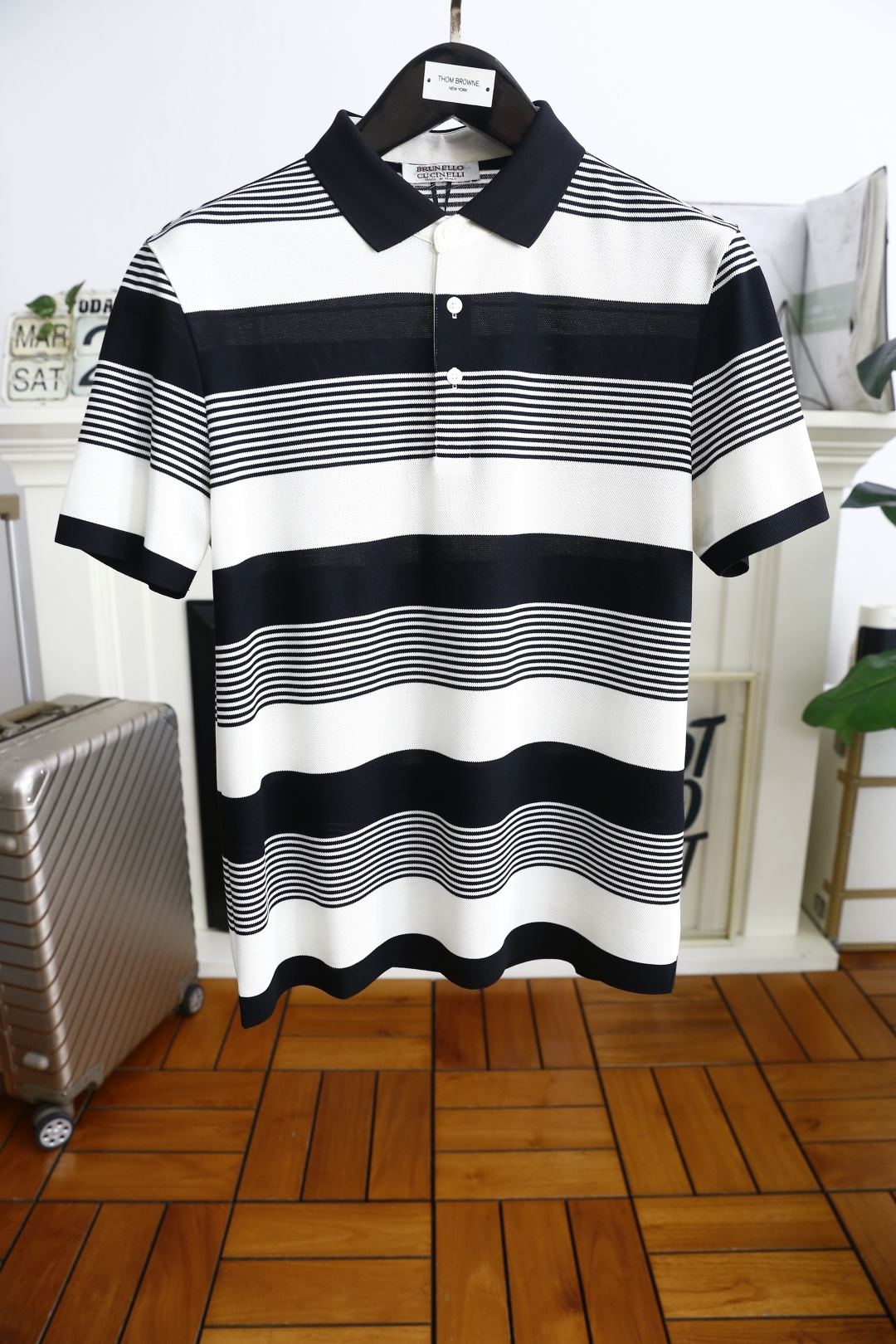 NO:133661,Brunello Cucinelli. Bur summer new product classic fashion lapel polo short-sleeved fashion item design, more fashionable and comfortable, high-standard customization, very stylish upper body, luxurious classic brand elements LOGO pattern Customer-supplied auxiliary materials, customer-supplied imported high-end comfortable breathable fabric with very delicate texture, exquisite and exquisite detailing and exquisite accessories, all supplied by foreign customers, a very high shaping item, can be matched with any fashion, super good style, a must-have item for trendy men, counter size: M-4XL, shipped the next day!  ,burberry,brunello cucinelli,T-shirt,alexander wang19860909Brunello Cucinelli. Bur夏季新品经典时尚翻领polo短袖时尚单品设计,更加时尚舒适,高标准定制,上身非常有型,奢华经典品牌元素LOGO图案 客供辅料,客供进口高档舒适透气面料质感非常细腻,细节工艺精湛考究,辅料皆为外商客供,塑造性极高的一款单品,任何时装都可以搭配,版型超级好 潮男必备单品 专柜尺码:M-4XL,隔天出货！,,burberry,brunello cucinelli,T-shirt,alexander wang,Men's clothing