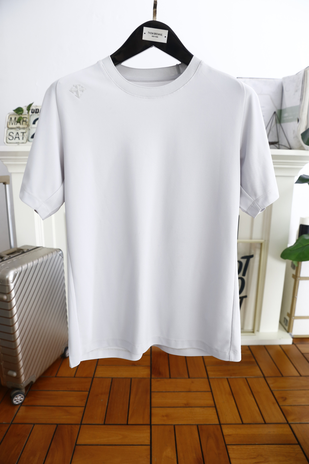 NO:133656,DiSant. New summer short-sleeved heavyweight stunt items, new style, elegant style, high street mix and match, and eye-catching and powerful work. Luxury classic brand LOGO pattern design, rich visual effects, high-end soft and comfortable Yuchan silk fabric is particularly skin-friendly. The design concept gives the exquisite and elegant fashion perfect interpretation of urban masculinity counter sizes 48-58, shipped the next day!  ,T-shirt,alexander wang19860909迪桑特. 夏季新款短袖上市重磅级尤物单品,新形态雅痞风格高街混搭腔调有味,吸睛有力之作.奢华经典品牌LOGO图案设计,视觉效果丰富,采用高档柔软舒适玉婵丝面料亲肤感特别好.赋予了时装精致和优雅的设计理念完美诠释都市型男气质专柜尺码48-58,隔天出货！,,T-shirt,alexander wang,Men's clothing