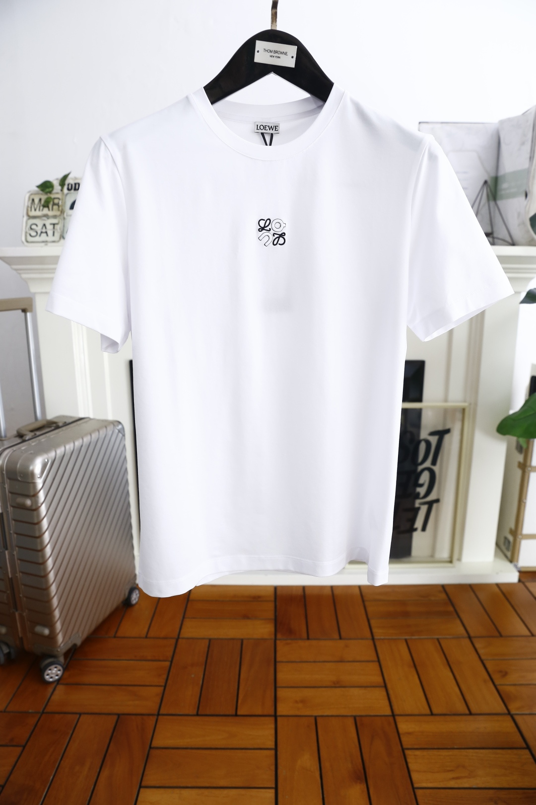 NO:132594,Luo Yiwei. The new summer product of men's round neck short sleeve luxury classic brand LOGO logo marked with the upper body to experience the youthfulness and fashion sense brought by this design!  The overall fashion is fashionable and trendy. The fabric is made of top-quality fabrics for customer supply, soft, skin-friendly and breathable, and has a very crisp and crisp drooping feeling. The upper body is fashionable and fashionable, and it is a must-have item for trendy men!  Counter size M-4XL, shipped the next day!  ,loewe,T-shirt,alexander wang19860909罗意威. 夏季新品男士圆领短袖奢华经典品牌LOGO标识标注上身就能体会这款设计带来的年轻与时尚感！整体时尚而有潮流,面料采用客供顶级面料 柔软亲肤透气 ,又有很好的挺括 垂感 上身时尚潮流色系,潮男必备单品！专柜尺码M-4XL,隔天出货！,,loewe,T-shirt,alexander wang,Men's clothing