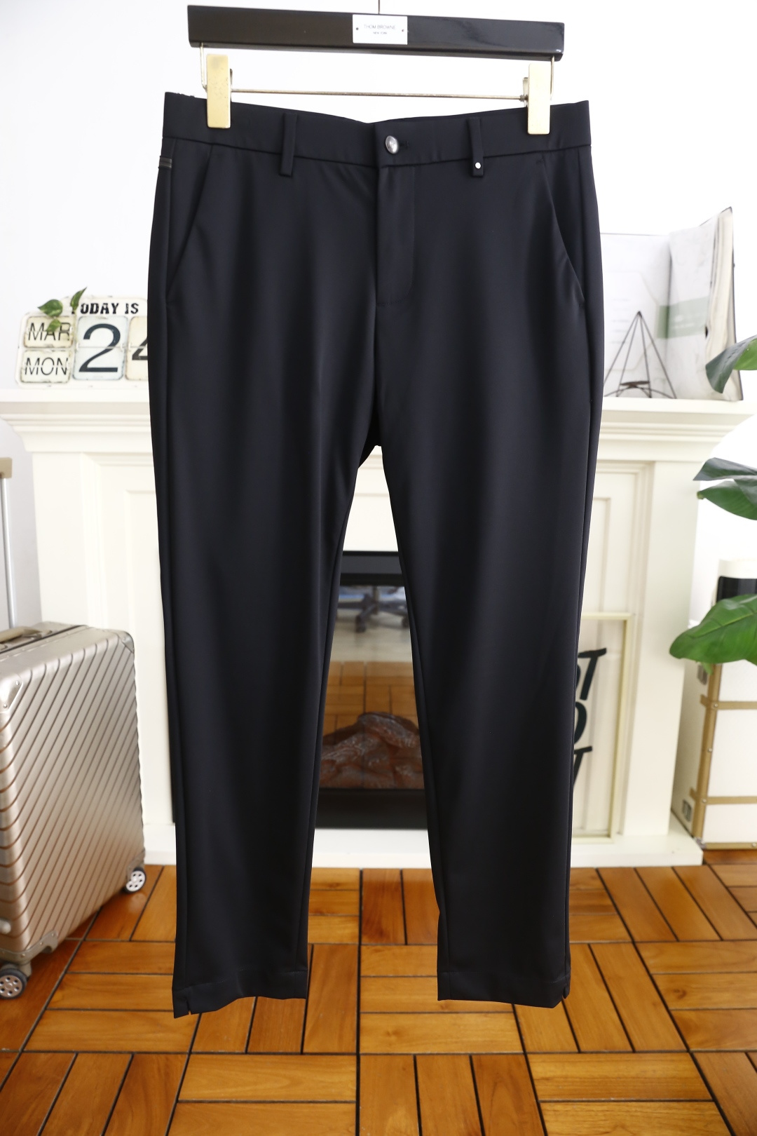 NO:133671,Jeni*/Ze*na. New summer fashion product for men's casual small foot trousers!  It uses comfortable and breathable fabric, luxurious and classic brand LOGO design, and the upper body is comfortable!  No sense of restraint!  The same product for overseas European counters, the upper body is fashionable and sporty, very low-key and luxurious!  The stitching of the turner is delicate and strong!  Perfect three-dimensional tailoring, highly recommend buying the product!  Counter size: 29-38, 35/37!  Shipping the next day!  ,zegna,alexander wang19860909杰尼*/Ze*na. 夏季时尚新品男士休闲小脚西裤！采用舒适透气面料,奢华经典品牌LOGO设计 上身随意舒服！无束缚感！海外欧洲专柜同品,上身时尚运动显时尚,很低调且不失奢华品味！车工缝线细致而强悍！完美立体剪裁,强烈推荐购入货色！专柜尺码:29-38,有35/无37！隔天出货！,,zegna,alexander wang,Men's clothing