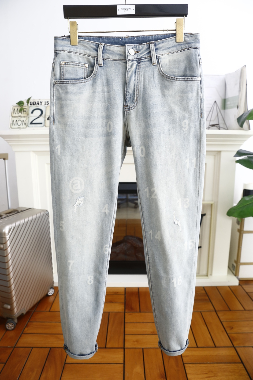 NO:133655,Martin Magira. 25 summer new product original single high-end light color jeans!  Luxury classic brand LOGO accessories, hot-selling models for counters, very comfortable to wear, low-key and luxurious, very classy when worn, no need to say much about the trouser style and cutting. The upper body is exquisite and vivid, high-end and top-grade material. The selection of real palace-grade denim. High-end top-washed denim fabric, excellent quality, and heavy washing makes the pants very soft!  Not picky about others, the upper body is absolutely stylish and extremely luxurious. Counter size 31-38, 35/37!  Shipping the next day!  ,masion margiela,jeans,alexander wang19860909马丁马吉拉. 25夏季新品原单高端浅色牛仔裤！奢华经典品牌LOGO配饰 专柜热销款 身穿着非常舒适 低调不失奢华 穿出去非常有档次 裤型款式和裁剪亦无需多言 上身精致跃然高档一等一顶级质料 真正殿堂级的牛仔布选用 高档顶级洗水牛仔面料,品质卓然,经过重水洗使得裤子很柔软！不挑人 上身绝对的有型 极度奢华. 专柜尺码 31-38,有35/无37！隔天出货！,,masion margiela,jeans,alexander wang,Men's clothing