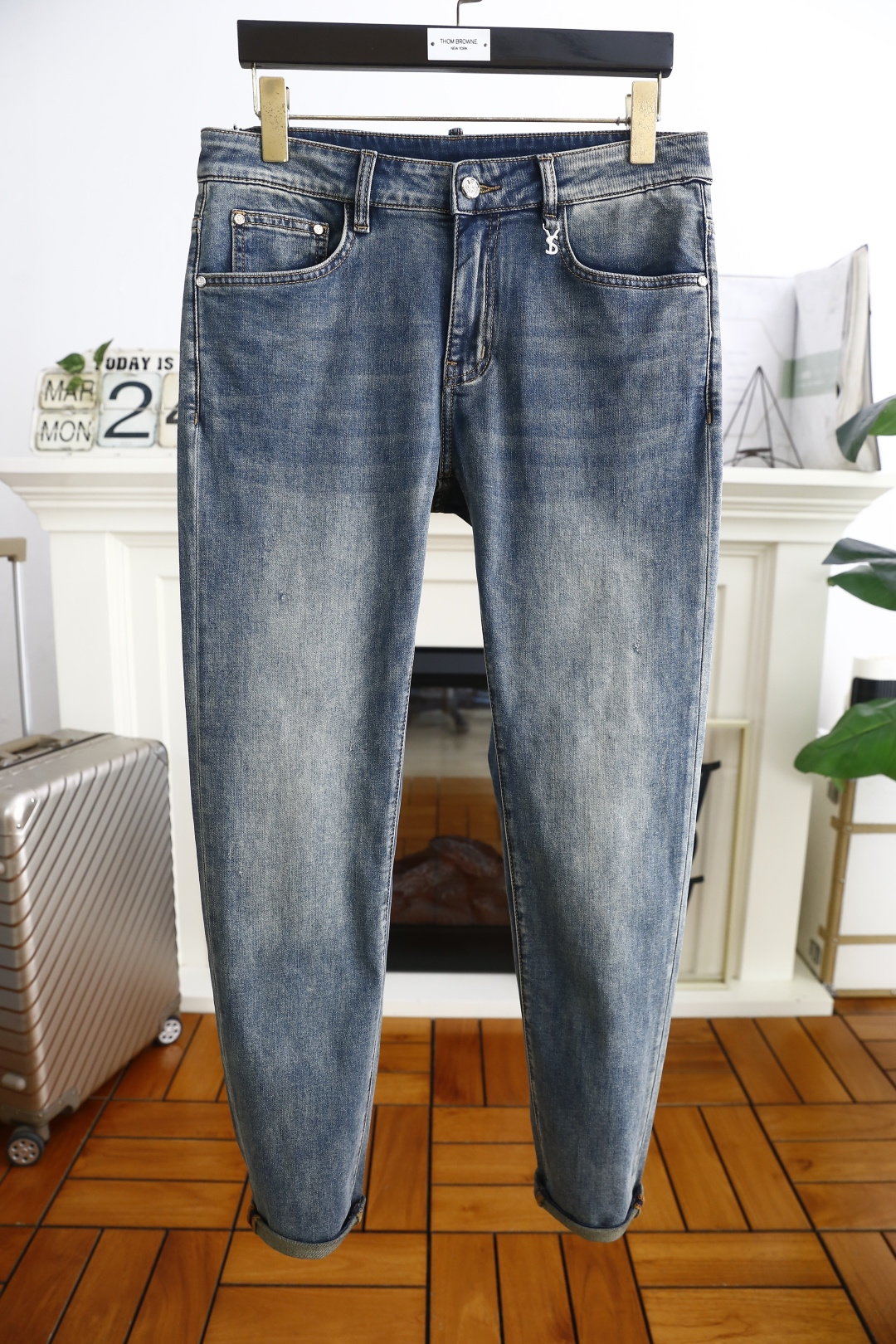 NO:133652,Saint Laurent. New 25 spring and summer original single high-end jeans!  Luxury classic brand LOGO accessories, hot-selling models for counters, very comfortable to wear, low-key and luxurious, very classy when worn, no need to say much about the trouser style and cutting. The upper body is exquisite and vivid, high-end and top-grade material. The selection of real palace-grade denim. High-end top-washed denim fabric, excellent quality, and heavy washing makes the pants very soft!  Not picky about others, the upper body is absolutely stylish and extremely luxurious. Counter size 31-38, 35/37!  Shipping the next day!  ,,saint laurent,jeans,alexander wang19860909圣罗兰. 25春夏新品原单高端牛仔裤！奢华经典品牌LOGO配饰 专柜热销款 身穿着非常舒适 低调不失奢华 穿出去非常有档次 裤型款式和裁剪亦无需多言 上身精致跃然高档一等一顶级质料 真正殿堂级的牛仔布选用 高档顶级洗水牛仔面料,品质卓然,经过重水洗使得裤子很柔软！不挑人 上身绝对的有型 极度奢华. 专柜尺码 31-38,有35/无37！隔天出货！,,saint laurent,jeans,alexander wang,Men's clothing