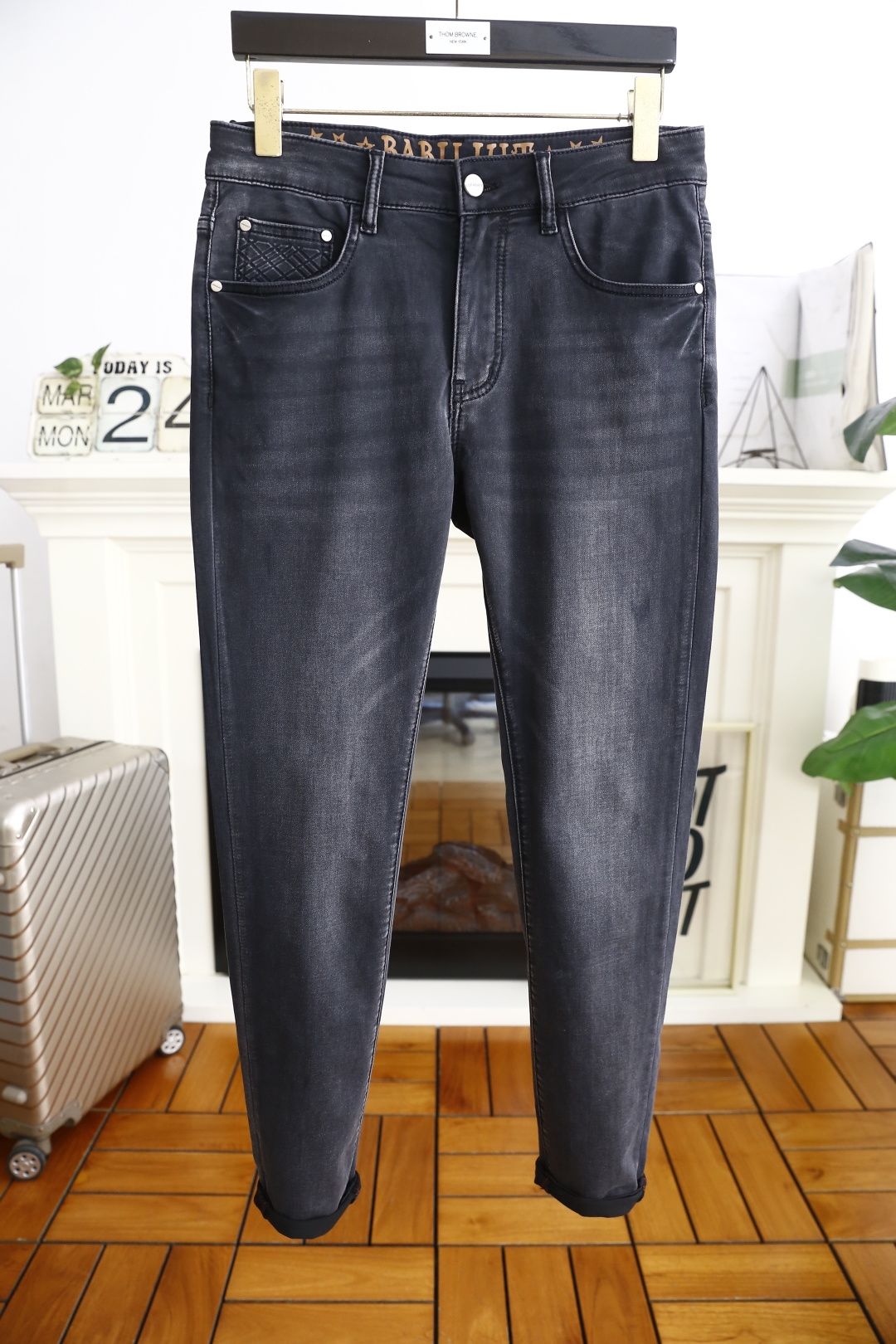 NO:133649,MIUMIU. New summer original single high-end men's dark versatile jeans!  Luxury classic letter LOGO accessories. It is very comfortable to wear, low-key and luxurious. It is very classy when worn. There is no need to say much about the style and cutting of the pants. The upper body is exquisite and vivid, and the top quality is top-quality. The selection of real palace-grade denim. High-end top-washed denim fabric is of excellent quality. It has made the pants very soft after heavy washing!  Not picky about people, the upper body is absolutely stylish and extremely luxurious. Counter size 29-38, 35/37!  Shipping the next day!  ,miumiu,jeans,alexander wang19860909MIUMIU. 夏季新品原单高端男士深色百搭牛仔裤！奢华经典字母LOGO配饰 身穿着非常舒适 低调不失奢华 穿出去非常有档次 裤型款式和裁剪亦无需多言 上身精致跃然高档一等一顶级质料 真正殿堂级的牛仔布选用 高档顶级洗水牛仔面料,品质卓然,经过重水洗使得裤子很柔软！不挑人 上身绝对的有型 极度奢华. 专柜尺码 29-38,有35/无37！隔天出货！,,miumiu,jeans,alexander wang,Men's clothing