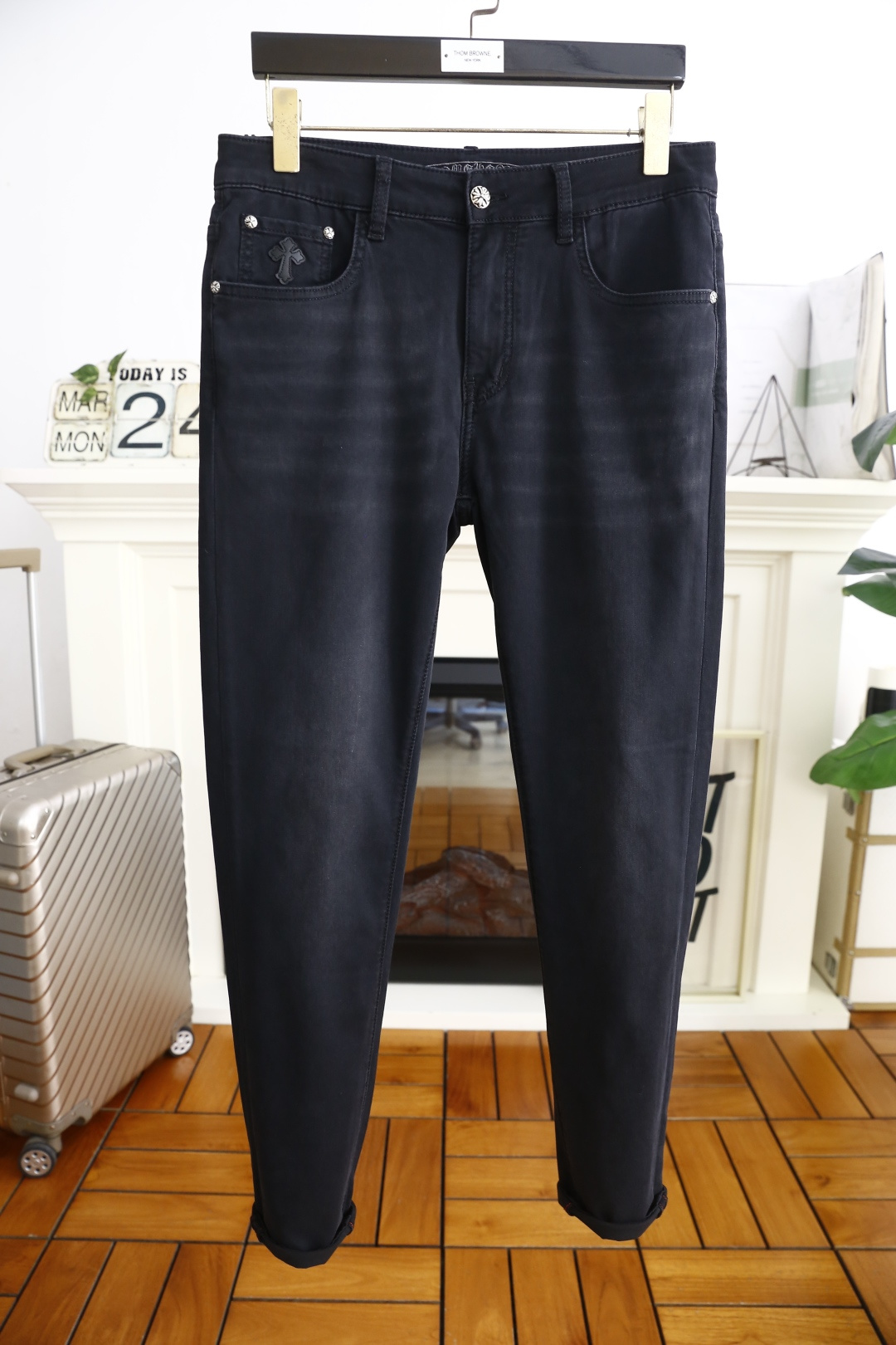 NO:133646,Croxin. New summer original single high-end men's dark versatile casual pants!  Luxury and classic brand LOGO accessories, very comfortable to wear, low-key and luxurious, very classy when worn, no need to say anything about the style and cutting of the pants. The upper body is exquisite and vivid, and the top quality is top-quality. The selection of truly palace-grade denim. High-end top-washed denim fabric, excellent quality, and heavy washing makes the pants very soft!  Not picky about people, the upper body is absolutely stylish and extremely luxurious. Counter size 29-38, 35/37!  Shipping the next day!  ,,chrome hearts,alexander wang19860909克罗心. 夏季新品原单高端男士深色百搭休闲裤！奢华经典品牌LOGO配饰 身穿着非常舒适 低调不失奢华 穿出去非常有档次 裤型款式和裁剪亦无需多言 上身精致跃然高档一等一顶级质料 真正殿堂级的牛仔布选用 高档顶级洗水牛仔面料,品质卓然,经过重水洗使得裤子很柔软！不挑人 上身绝对的有型 极度奢华. 专柜尺码 29-38,有35/无37！隔天出货！,,chrome hearts,alexander wang,Men's clothing