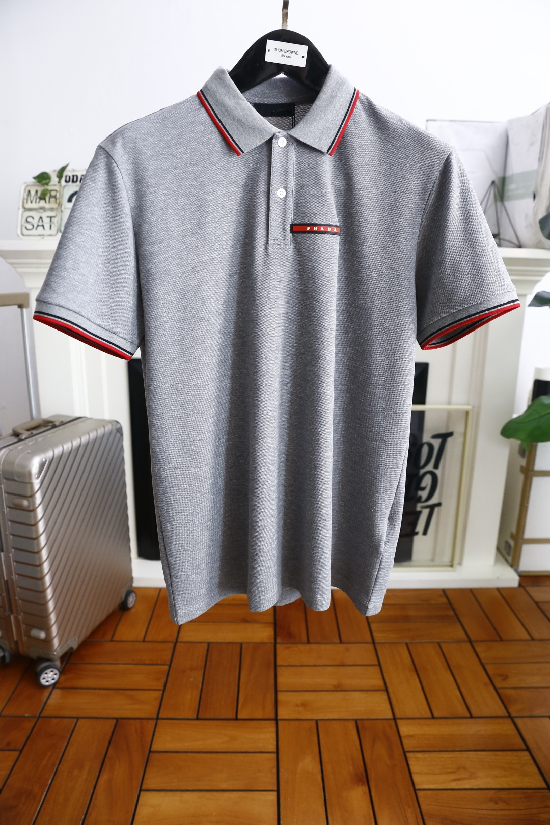 NO:133667,Pula*/Pr*da. New summer products!  Classic fashion lapel polo short-sleeved fashion item design, more fashionable and comfortable, high-standard customization, very stylish on the upper body, luxury brand classic LOGO pattern customer-supplied auxiliary materials, customer-supplied imported comfortable breathable fabric with very delicate texture, exquisite and exquisite detailing and exquisite accessories, all supplied by foreign merchants, a very high shaping item, can be matched with any fashion, super good style, a must-have item for trendy men, complete three standards!  Counter size: 48-56, shipped the next day!  ,,prada,T-shirt,alexander wang19860909普拉*/Pr*da. 夏季新品！经典时尚翻领polo短袖时尚单品设计,更加时尚舒适,高标准定制,上身非常有型,奢华品牌经典LOGO图案 客供辅料,客供进口舒适透气面料质感非常细腻,细节工艺精湛考究,辅料皆为外商客供,塑造性极高的一款单品,任何时装都可以搭配,版型超级好 潮男必备单品 三标齐全！专柜尺码:48-56,隔天出货！,,prada,T-shirt,alexander wang,Men's clothing