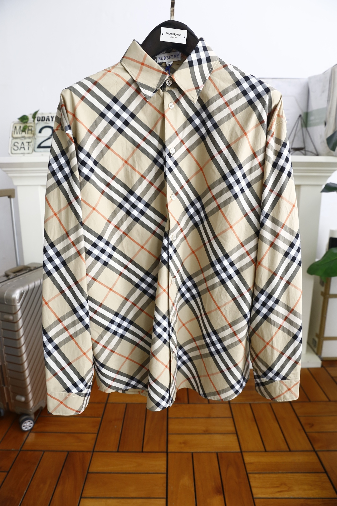 NO:133662,Burb*rry. New summer fashion long-sleeved shirts in overseas counters synchronized with trading company channels. The quality is perfect, it belongs to the counter level and is predictable. It uses top imported fabrics, master-level tailoring, invincible texture, excellent skin-friendliness, exquisite craftsmanship, smooth lines, perfect match!  Easy to upgrade the sense of fashion, with high recognition, excellent upper body effect, extremely exquisite workmanship, neat and meticulous routes, and can be matched for business or daily leisure!  Counter size 48-56, shipped the next day!  ,burberry,burberry,shirts,alexander wang19860909巴宝丽/Burb*rry. 夏季新品时尚长袖衬衫海外专柜同步贸易公司渠道货,品相完美如斯,属于入柜级别,可预见性的爆款,采用进口顶级面料,大师级剪裁,质感无敌,亲肤性极佳工艺精湛,线条流畅,完美搭配！轻松将时髦感进阶,有着高强辨识度,上身效果超赞,做工极为考究严谨,走线工整细致,商务抑或日常休闲均可搭配！专柜尺码 48-56,隔天出货！,,burberry,burberry,shirts,alexander wang,Men's clothing