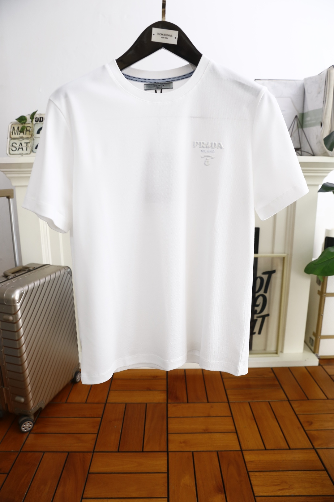 NO:133669,Pula*/Pr*da. New summer products for men's round neck, short sleeves, luxurious classic brand letters LOGO logo marked on the upper body to experience the youthfulness and fashion sense brought by this design!  The overall fashion is fashionable and trendy. The fabric is made of top-quality fabrics for customer supply, soft, skin-friendly and breathable, and has a very crisp and crisp drooping feeling. The upper body is fashionable and fashionable, and it is a must-have item for trendy men!  Counter sizes 48-58, shipped the next day!  ,,prada,T-shirt,alexander wang19860909普拉*/Pr*da. 夏季新品男士圆领短袖奢华经典品牌字母LOGO标识标注上身就能体会这款设计带来的年轻与时尚感！整体时尚而有潮流,面料采用客供顶级面料 柔软亲肤透气 ,又有很好的挺括 垂感 上身时尚潮流色系,潮男必备单品！专柜尺码48-58,隔天出货！,,prada,T-shirt,alexander wang,Men's clothing