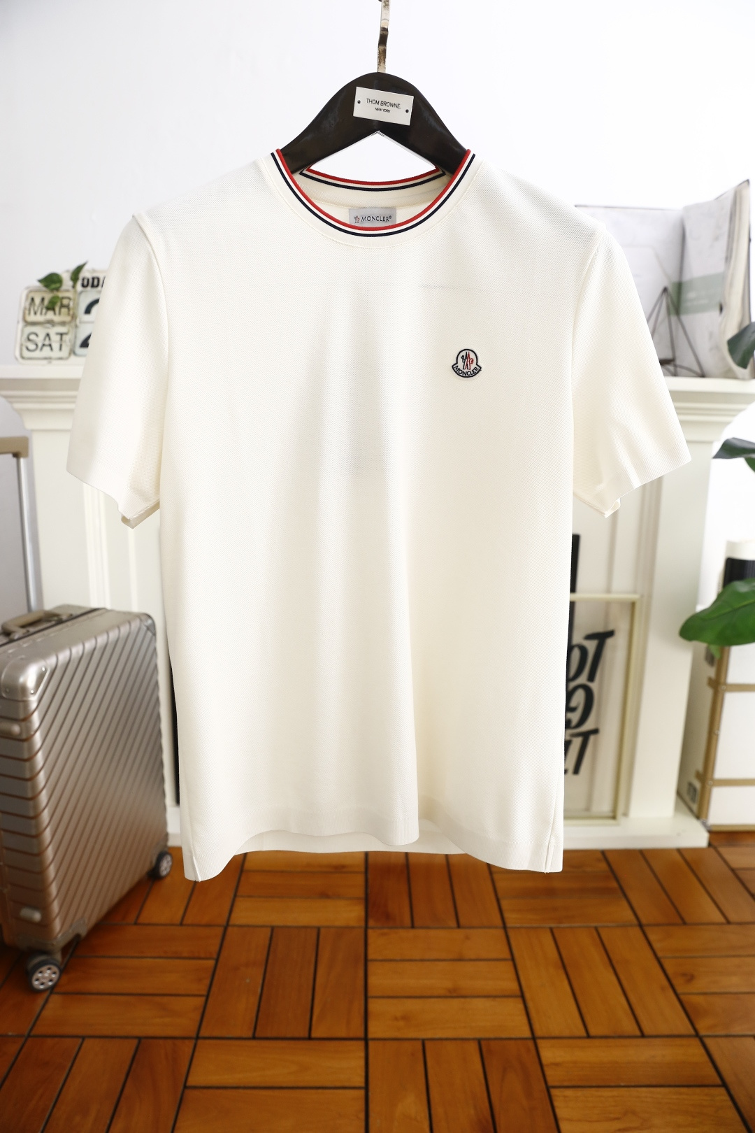 NO:133673,Mon*ler. New in summer 25!  Classic round neck men's short-sleeved fashion item design, more fashionable and comfortable, high-standard customization, very stylish upper body, luxury brand LOGO pattern on chest, customer-supplied auxiliary materials, using top-grade comfortable cotton fabric with very delicate texture, exquisite details and exquisite craftsmanship, extremely shaping item, can be matched with any fashion, super good style, a must-have item for trendy men. Counter size: M-4XL, shipped the next day!  , Moncler, T-shirt, alexander wang19860909蒙口/Mon*ler. 25夏季新款！经典圆领男士短袖时尚单品设计,更加时尚舒适,高标准定制,上身非常有型,胸前奢华品牌LOGO 图案 客供辅料,采用顶级舒适棉面料质感非常细腻,细节工艺精湛考究,塑造性极高的一款单品,任何时装都可以搭配,版型超级好 潮男必备单品 专柜尺码:M-4XL,隔天出货！,,Moncler,T-shirt,alexander wang,Men's clothing