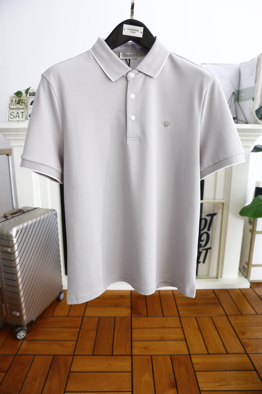 NO:133670,Dior/Christian D*or. New in summer!  Classic fashion lapel polo short-sleeved fashion item design, more fashionable and comfortable, high-standard customization, very stylish on the upper body, luxury brand classic LOGO pattern customer-supplied auxiliary materials, customer-supplied imported comfortable breathable fabric with very delicate texture, exquisite and exquisite detailing and exquisite accessories, all supplied by foreign merchants, a very high shaping item, can be matched with any fashion, the style is super good, a must-have item for trendy men!  Counter size: 48-58, shipped the next day!  ,dior,T-shirt,alexander wang19860909迪奥/Christian D*or. 夏季新品！经典时尚翻领polo短袖时尚单品设计,更加时尚舒适,高标准定制,上身非常有型,奢华品牌经典LOGO图案 客供辅料,客供进口舒适透气面料质感非常细腻,细节工艺精湛考究,辅料皆为外商客供,塑造性极高的一款单品,任何时装都可以搭配,版型超级好 潮男必备单品！专柜尺码:48-58,隔天出货！,,dior,T-shirt,alexander wang,Men's clothing