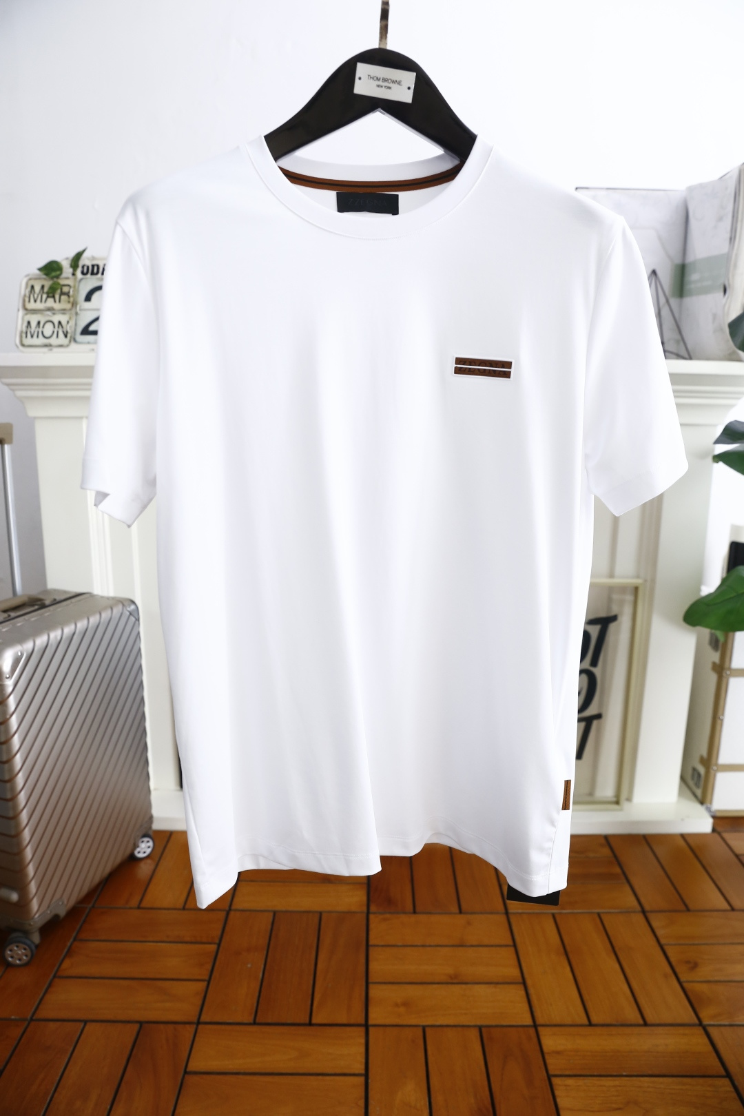 NO:133674,Zenia/Ze*na. The new summer products of men's round neck short sleeves, luxurious classic elements on the chest, and you can appreciate the youthfulness and fashion sense brought by this design!  The overall style is fashionable and trendy, using comfortable and breathable fabric, soft, skin-friendly and breathable, and has a very crisp and crisp drooping feeling. The upper body is fashionable and fashionable, and it is a must-have item for trendy men!  Counter size 46-58, shipped the next day!  ,zegna,T-shirt,alexander wang19860909杰尼亚/Ze*na. 夏季新品男士圆领短袖胸前奢华经典元素LOGO标识标注上身就能体会这款设计带来的年轻与时尚感！整体时尚而有潮流,采用舒适透气面料 柔软亲肤透气 ,又有很好的挺括 垂感 上身时尚潮流色系,潮男必备单品！专柜尺码46-58,隔天出货！,,zegna,T-shirt,alexander wang,Men's clothing