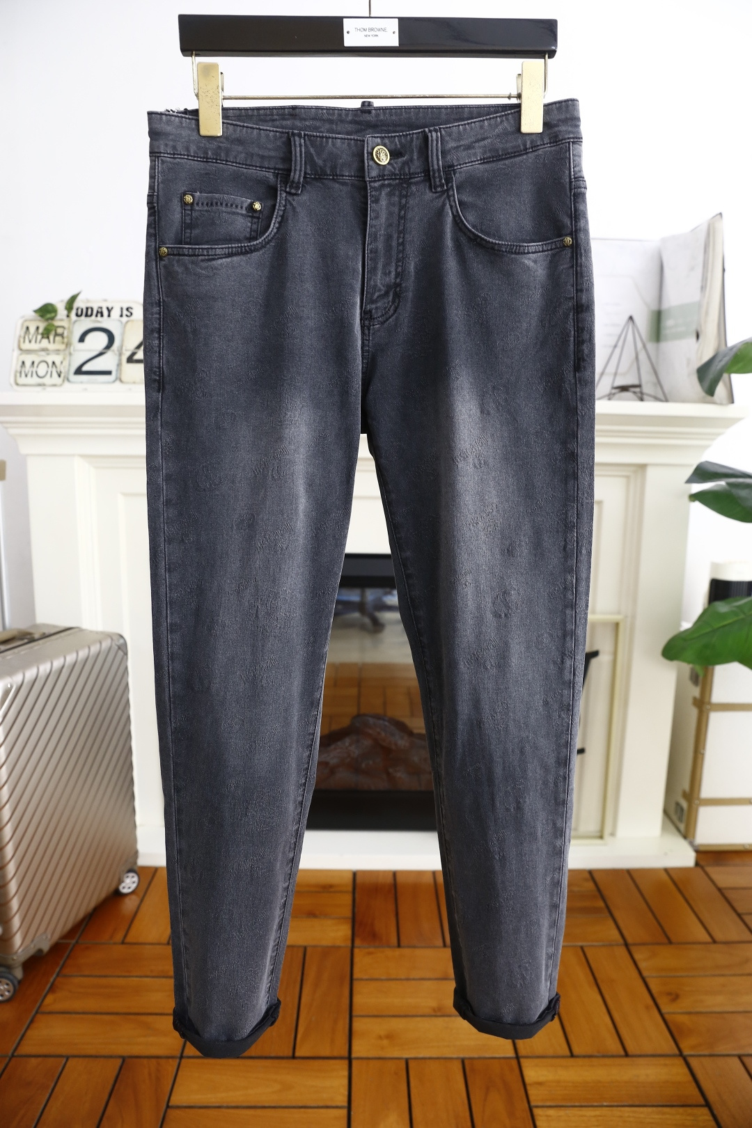 NO:133675,Kavali. 25 spring and summer new original single high-end jeans!  Luxury classic brand LOGO accessories, hot-selling models for counters, very comfortable to wear, low-key and luxurious, very classy when worn, no need to say much about the trouser style and cutting. The upper body is exquisite and vivid, high-end and top-grade material. The selection of real palace-grade denim. High-end top-washed denim fabric, excellent quality, and heavy washing makes the pants very soft!  Not picky about people, the upper body is absolutely stylish and extremely luxurious. The counter size is 29-36, and there are 35!  Shipping the next day!  , jeans,alexander wang19860909卡瓦丽. 25春夏新品原单高端牛仔裤！奢华经典品牌LOGO配饰 专柜热销款 身穿着非常舒适 低调不失奢华 穿出去非常有档次 裤型款式和裁剪亦无需多言 上身精致跃然高档一等一顶级质料 真正殿堂级的牛仔布选用 高档顶级洗水牛仔面料,品质卓然,经过重水洗使得裤子很柔软！不挑人 上身绝对的有型 极度奢华. 专柜尺码29-36,有35！隔天出货！,,jeans,alexander wang,Men's clothing