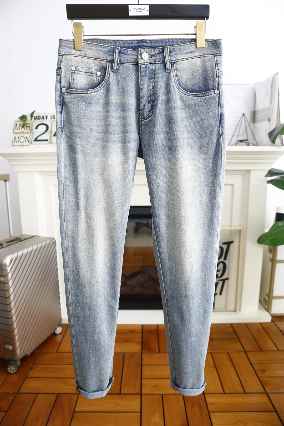 NO:133683,MIUMIU. New summer fashion classic stretch jeans for men, must-have light-colored jeans for spring, overseas counter GW will be launched simultaneously, and the elastic jeans are washed with customer water supply!  The luxury and classic brand logo highlights the brand characteristics, and fashion trends have therefore become one of the biggest selling points and are extremely cost-effective. There is no confusion or trouble of color conflict. Such a rich high-end jeans are absolutely fashionable, casual and versatile!  A must-have for trendy men!  Counter sizes 29-36, there are 35!  Shipping the next day!  ,miumiu,jeans,alexander wang19860909MIUMIU. 夏季新品时尚男士经典弹力小脚牛仔裤,春季必入手浅色牛仔裤海外专柜GW同步上市,采用客供水洗弹力牛仔裤！奢华经典品牌Logo标志彰显品牌特征,时尚潮流因此已成为最大卖点之一而性价比又极高,没有颜色冲突的困惑或困扰,这么一款丰富内练高端牛仔裤,绝对时尚休闲百搭款！潮男必备！专柜尺码29-36,有35！隔天出货！,,miumiu,jeans,alexander wang,Men's clothing