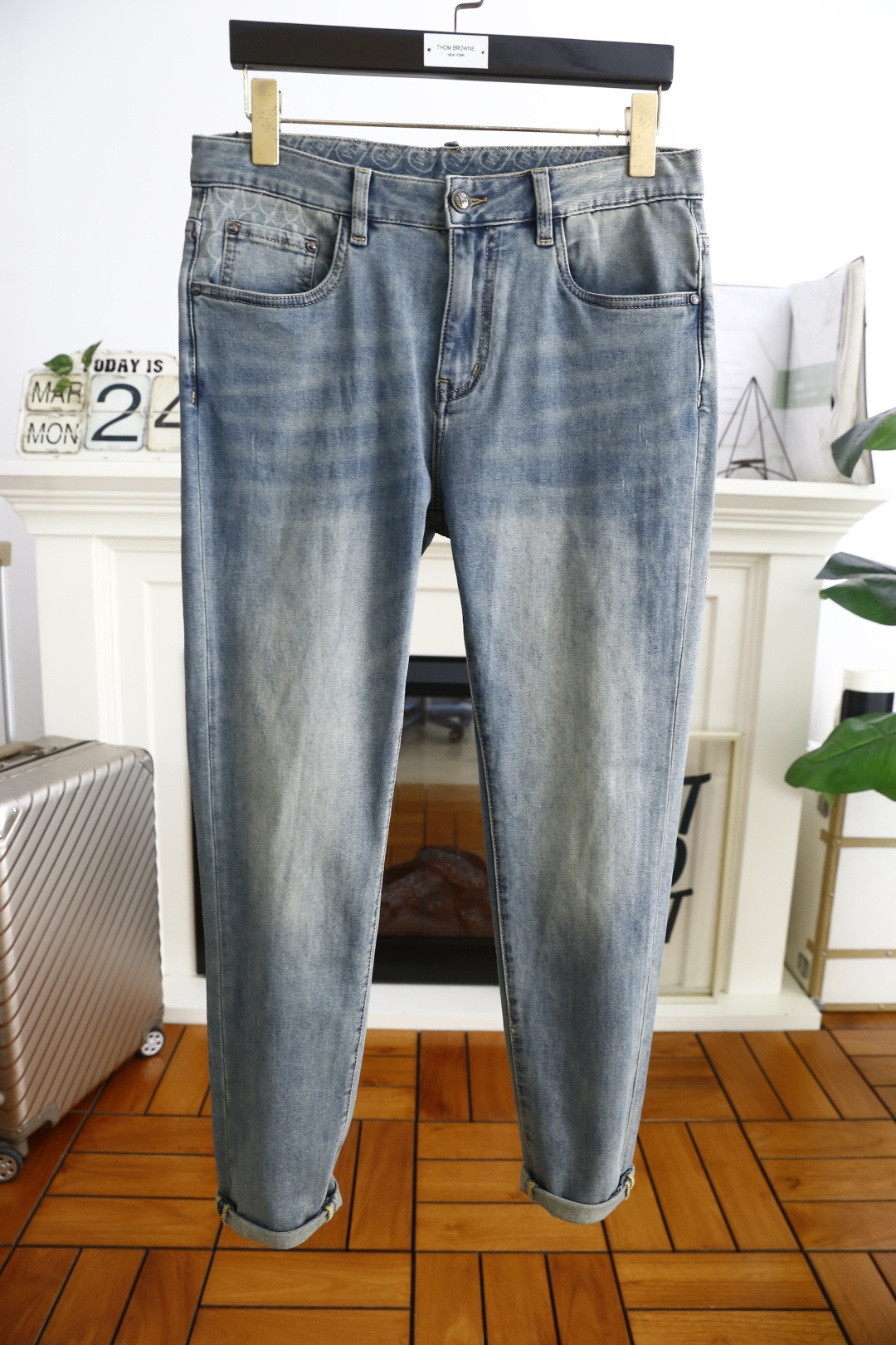 NO:133681,Valentino. 25 summer men's new classic stretch-foot jeans are made of customer-supplied stretch jeans, which are more fashionable, and the luxury classic brand customized logo logo highlights the brand's characteristics!  Fashion trends have therefore become one of the biggest selling points and are extremely cost-effective. There is no confusion or trouble of color conflicts such a rich high-end jeans, which are absolutely fashionable, casual and versatile!  A must-have for trendy men!  The counter size is 30-36, and there are 35!  Shipping the next day!  , valentino jeans alexander wang19860909华伦天奴. 25夏季男士新品经典弹力小脚牛仔裤采用客供水洗弹力牛仔裤更潮范,奢华经典品牌定制Logo标志彰显品牌特征！时尚潮流因此已成为最大卖点之一而性价比又极高,没有颜色冲突的困惑或困扰这么一款丰富内练高端牛仔裤,绝对时尚休闲百搭款！潮男必备！专柜尺码30-36,有35！隔天出货！,,valentino,jeans,alexander wang,Men's clothing