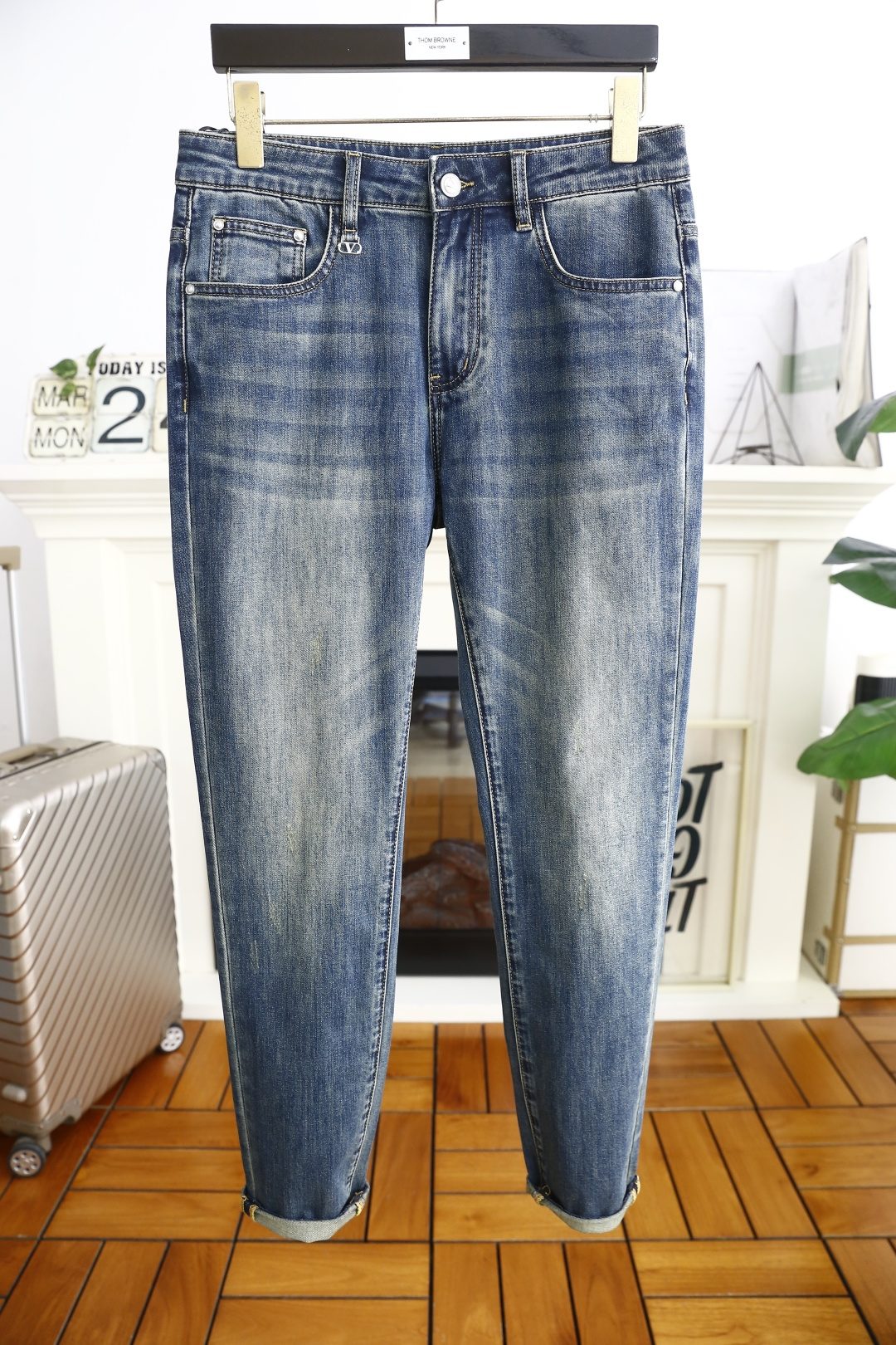 NO:133679,Valentino. 25 summer men's new classic stretch-foot jeans are made of customer-supplied stretch jeans, which are more fashionable, and the luxury classic brand customized logo logo highlights the brand's characteristics!  Fashion trends have therefore become one of the biggest selling points and are extremely cost-effective. There is no confusion or trouble of color conflicts such a rich high-end jeans, which are absolutely fashionable, casual and versatile!  A must-have for trendy men!  Counter sizes 31-38, there are 35!  Shipping the next day!  , valentino jeans alexander wang19860909华伦天奴. 25夏季男士新品经典弹力小脚牛仔裤采用客供水洗弹力牛仔裤更潮范,奢华经典品牌定制Logo标志彰显品牌特征！时尚潮流因此已成为最大卖点之一而性价比又极高,没有颜色冲突的困惑或困扰这么一款丰富内练高端牛仔裤,绝对时尚休闲百搭款！潮男必备！专柜尺码31-38,有35！隔天出货！,,valentino,jeans,alexander wang,Men's clothing